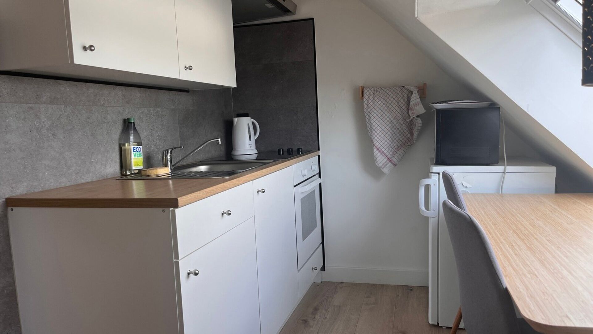 SEULEMENT POUR LES ÉTUDIANTS : Ce studio sur le toit est situé au quatrième étage d'une petite résidence sur l'avenue verte du Cardinal Mercier. Il est entièrement meublé avec un lit double, un bureau, une table, une kitchenette intégrée avec ré