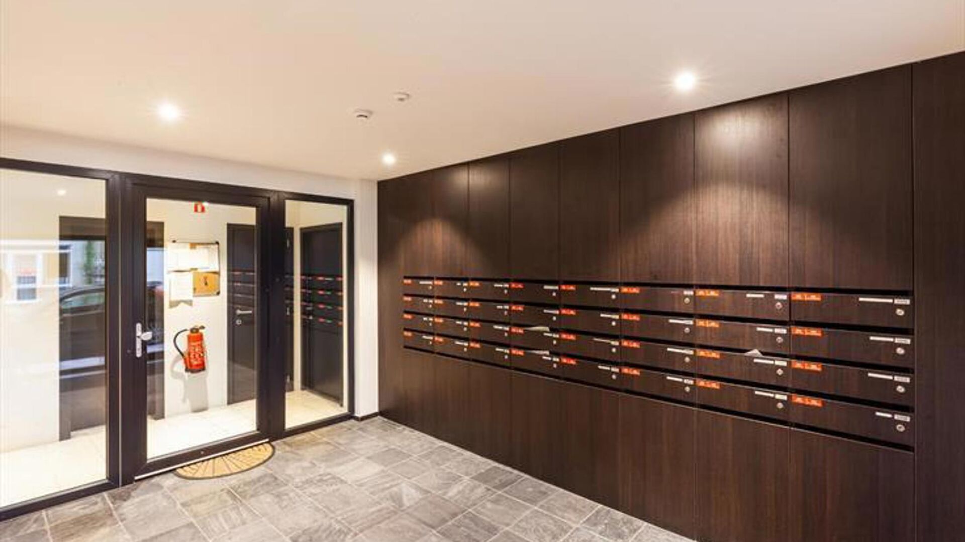 Luxueux studio de 26 m² situé à proximité du Campus Gasthuisberg et à quelques pas du centre de Louvain, de la Grote Markt et de l'Oude Markt, des rues commerçantes et des grands magasins. Ce studio branché est situé au troisième étage à l'avan