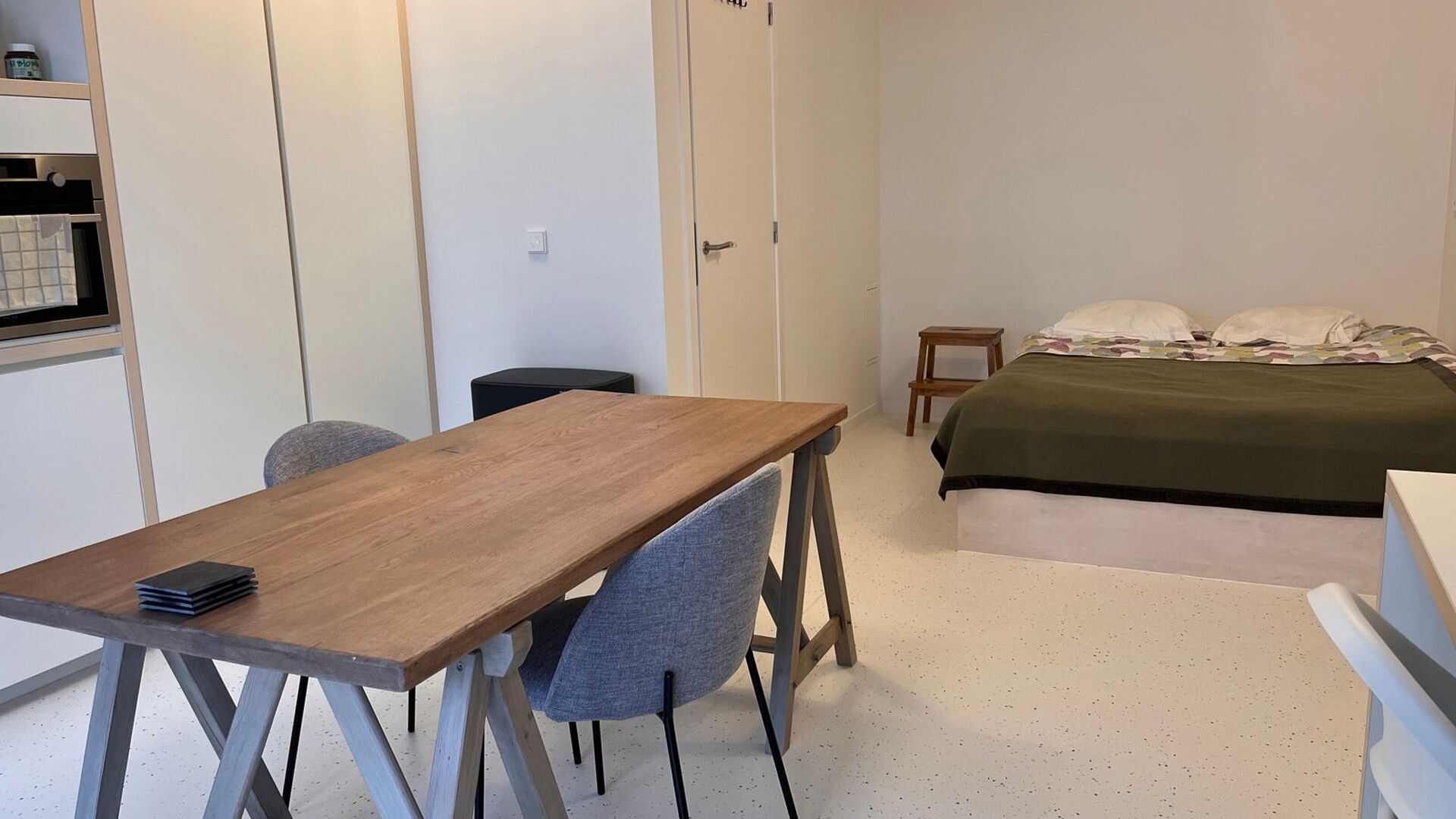 La résidence YOU, située au milieu de la Bondgenotenlaan, est le nouveau lieu de prédilection des étudiants. Ce studio confortable est situé à l'arrière, en rez-de-jardin, et mesure 28 m². Le studio comprend un bureau, une table à manger, une cui