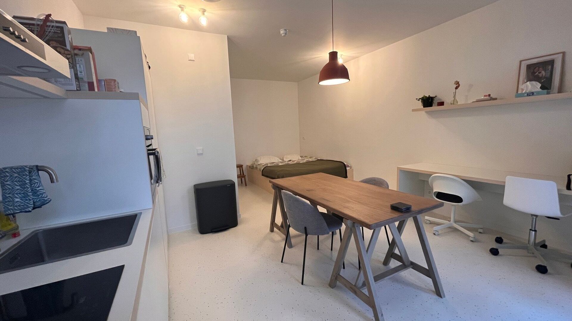La résidence YOU, située au milieu de la Bondgenotenlaan, est le nouveau lieu de prédilection des étudiants. Ce studio confortable est situé à l'arrière, en rez-de-jardin, et mesure 28 m². Le studio comprend un bureau, une table à manger, une cui