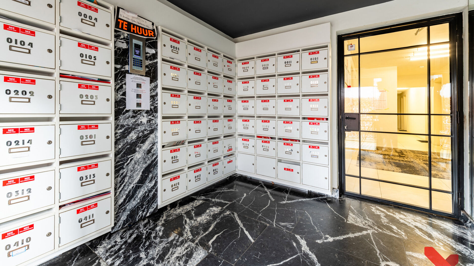 Bienvenue dans ce spacieux studio d'étudiant situé au cœur de Louvain !
Ce studio spacieux dispose d'une kitchenette installée, de ses propres installations sanitaires et d'un meuble installé avec un lit pliant.
Grâce aux grandes fenêtres, vous po