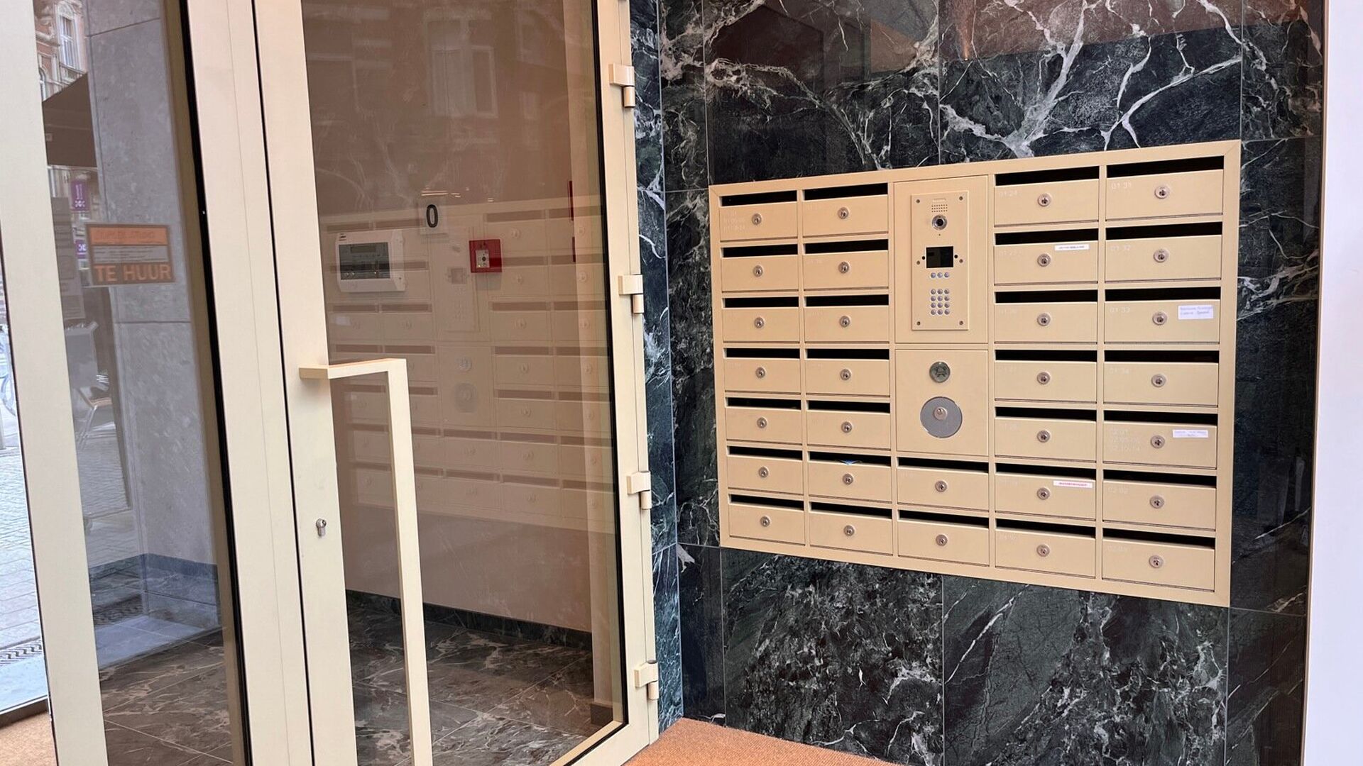 RÉSERVÉ AUX ÉTUDIANTS !
La Résidence YOU, située en plein milieu de l’avenue des Alliés, est le nouveau hotspot pour les étudiants. Ce studio confortable est situé à l’arrière, au niveau du jardin, et mesure 28 m². Le studio comprend un bu