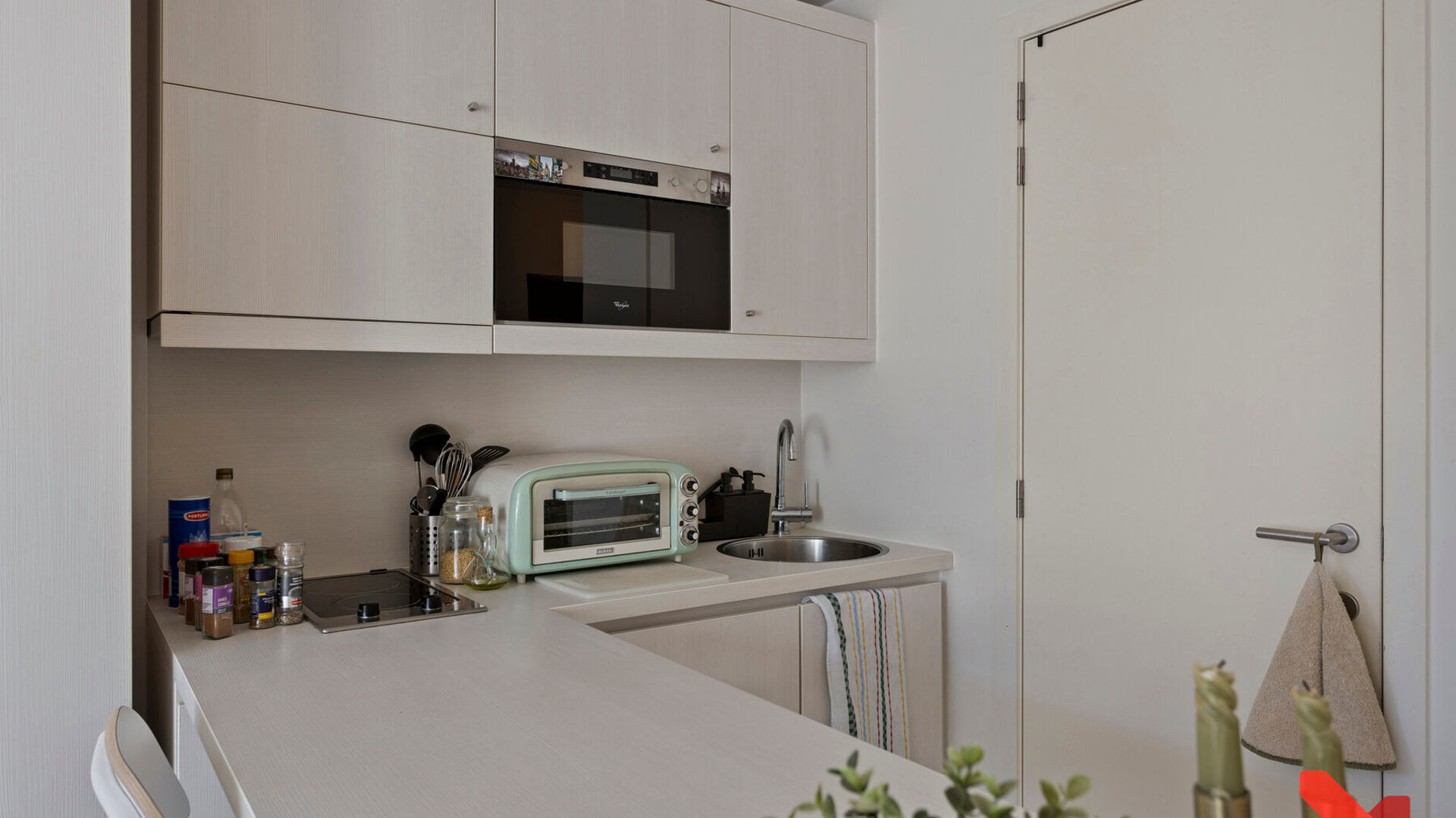 Bienvenue dans ce studio &eacute;tudiant confortable, id&eacute;alement situ&eacute; pour une vie &eacute;tudiante sans souci !

Ce studio est strictement destin&eacute; &agrave; un usage individuel et est enti&egrave;rement meubl&eacute; avec un lit, bureau, table, &eacute;tag&egrave;re et armoire. Il dispose &eacute;g