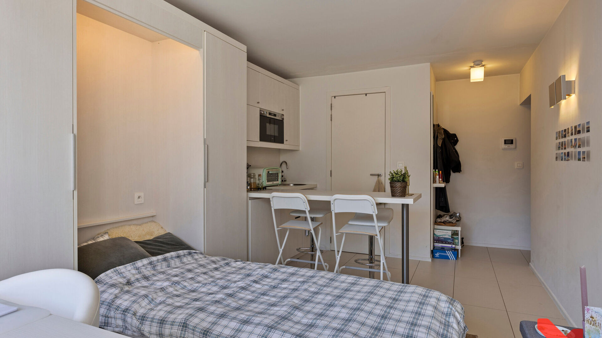 Bienvenue dans ce studio &eacute;tudiant confortable, id&eacute;alement situ&eacute; pour une vie &eacute;tudiante sans souci !

Ce studio est strictement destin&eacute; &agrave; un usage individuel et est enti&egrave;rement meubl&eacute; avec un lit, bureau, table, &eacute;tag&egrave;re et armoire. Il dispose &eacute;g