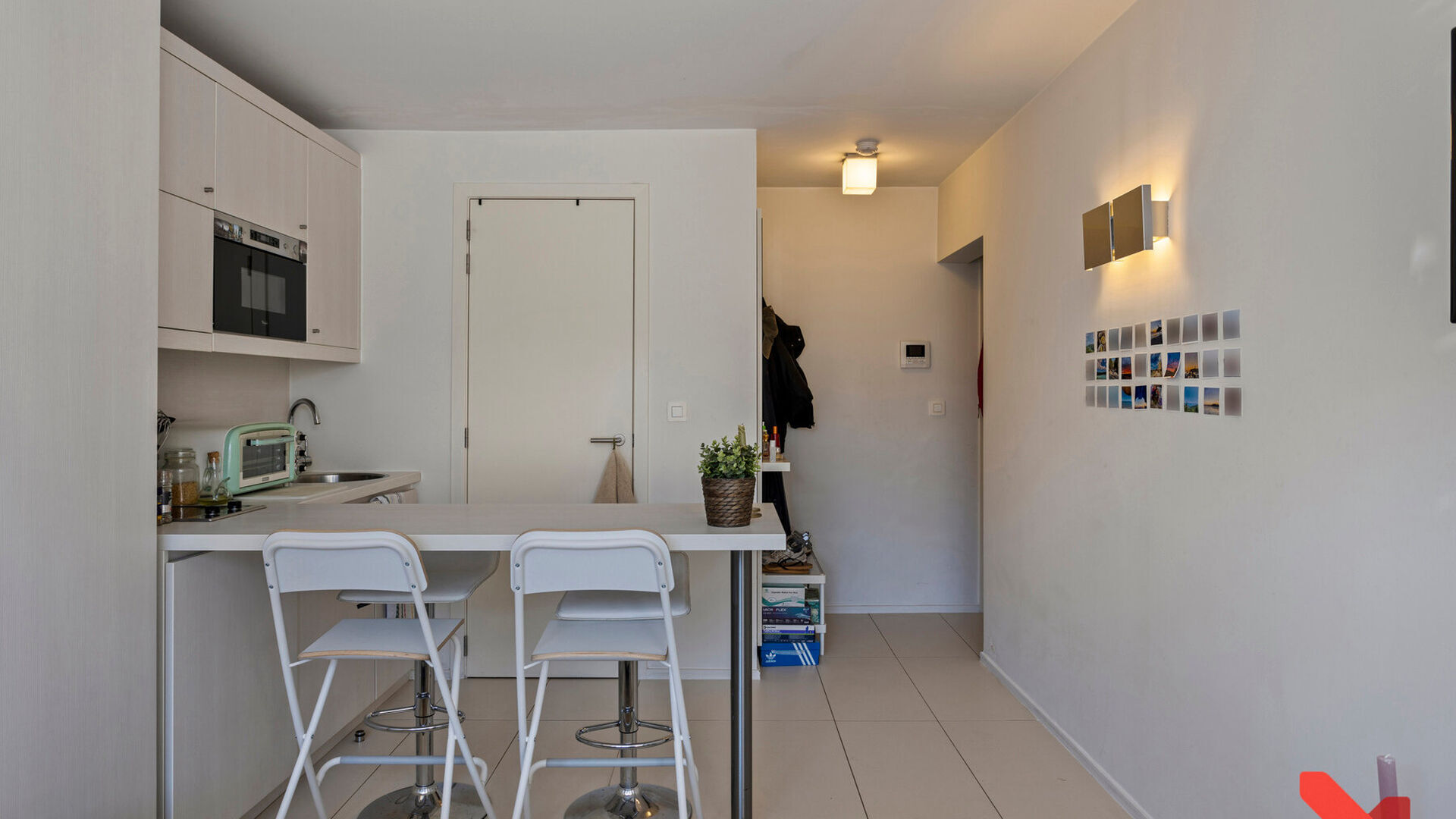 Bienvenue dans ce studio &eacute;tudiant confortable, id&eacute;alement situ&eacute; pour une vie &eacute;tudiante sans souci !

Ce studio est strictement destin&eacute; &agrave; un usage individuel et est enti&egrave;rement meubl&eacute; avec un lit, bureau, table, &eacute;tag&egrave;re et armoire. Il dispose &eacute;g