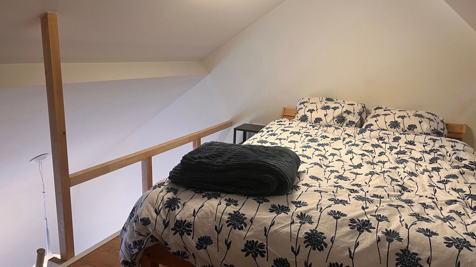 Joli studio pour étudiants à louer dans un endroit de choix à Louvain.
Ce studio est situé au troisième étage. Il est équipé d'une cuisine, d'un bureau et d'un lit en mezzanine. Il y a un ascenseur dans l'immeuble et des machines à laver et à s