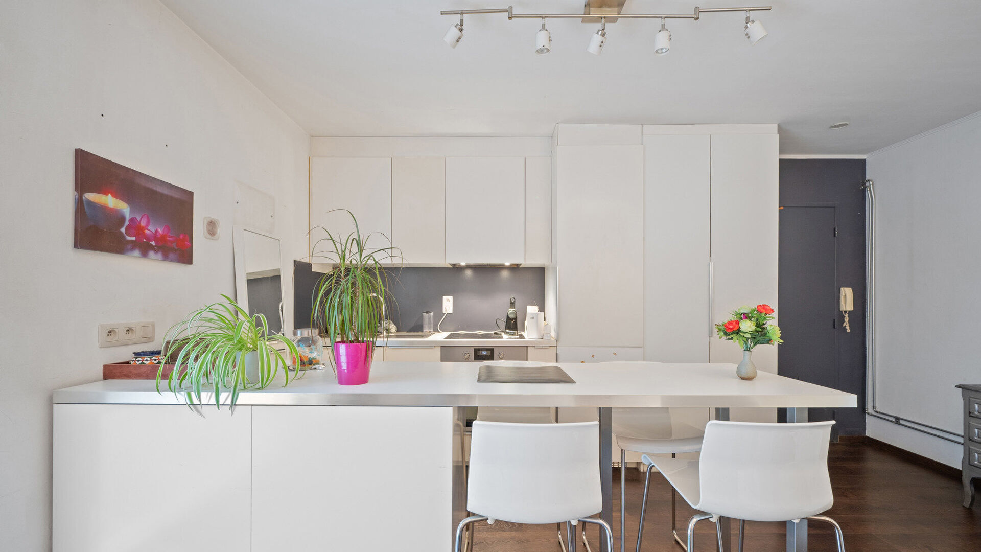 Bienvenue &agrave; Louvain ! Id&eacute;alement situ&eacute; en plein centre-ville, &agrave; deux pas du c&oelig;ur anim&eacute; de la ville, ce charmant studio lumineux de 30 m&sup2; au rez-de-chauss&eacute;e vous attend.

Ici, vous profiterez d'un acc&egrave;s facile &agrave; tout ce que Louvain a &agrave; offrir. B