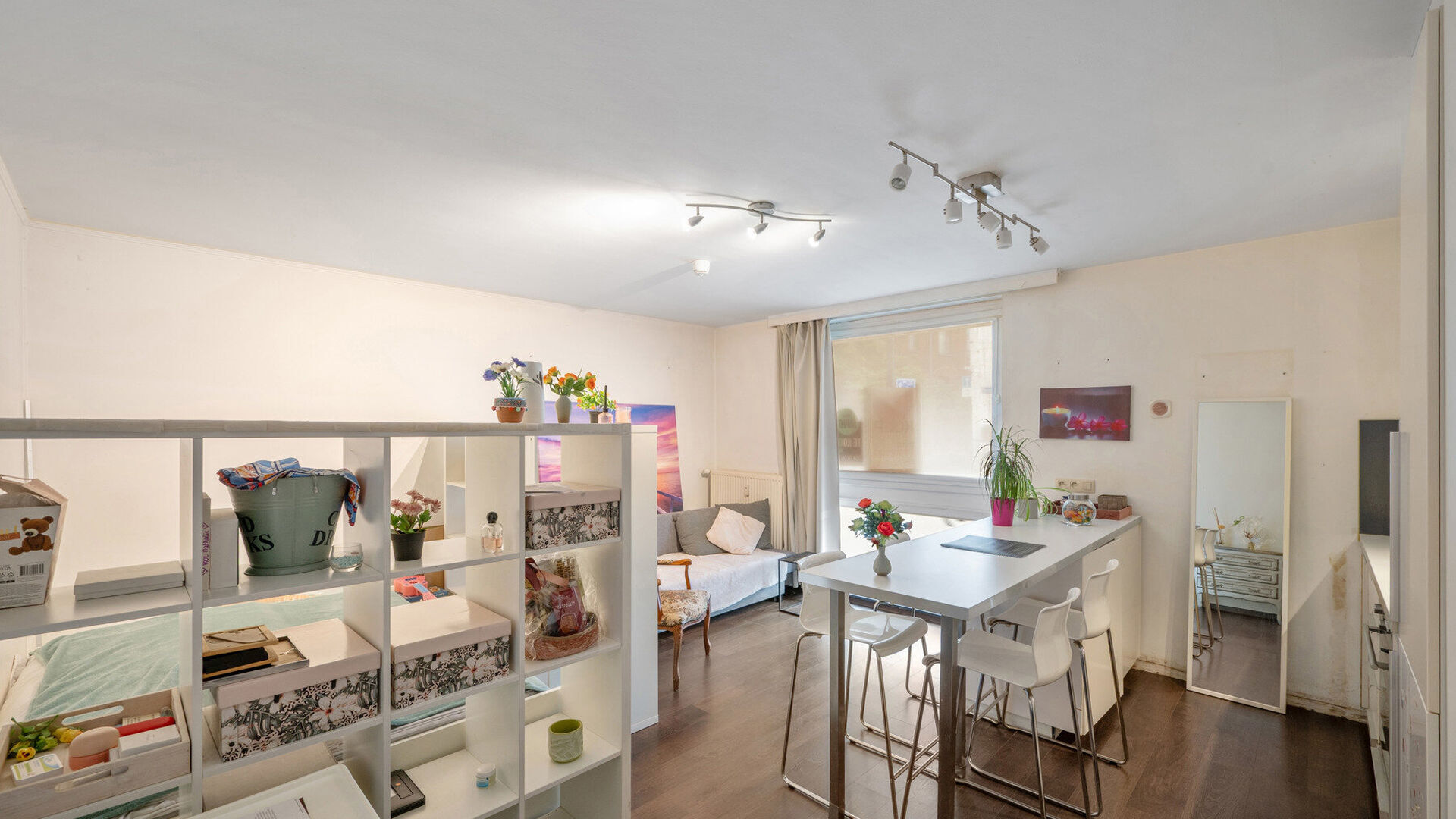 Bienvenue &agrave; Louvain ! Id&eacute;alement situ&eacute; en plein centre-ville, &agrave; deux pas du c&oelig;ur anim&eacute; de la ville, ce charmant studio lumineux de 30 m&sup2; au rez-de-chauss&eacute;e vous attend.

Ici, vous profiterez d'un acc&egrave;s facile &agrave; tout ce que Louvain a &agrave; offrir. B