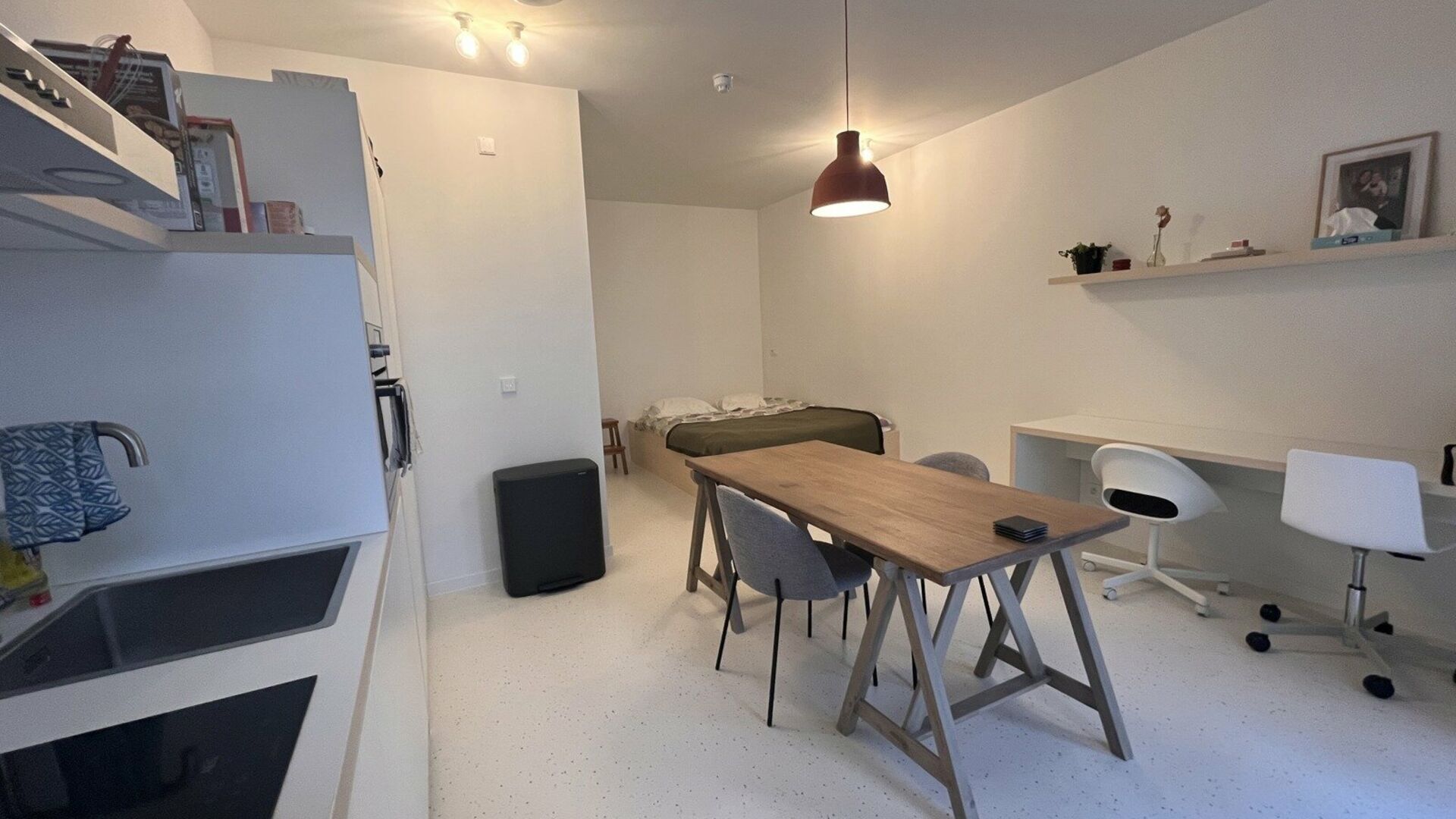 Residence YOU, in the middle on Bondgenoten Avenue, is the new hot spot for students. This cozy studio is located in the back on the garden level and measures 28 m². The studio includes a desk, dining table, fully equipped kitchen, built-in closet, doubl