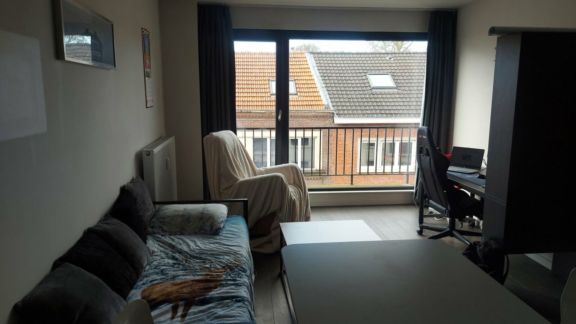 Luxurious studio, of no less than 26 m² located near Campus Gasthuisberg and within walking distance from the center of Leuven, the Grand and Old Market, shopping streets, department stores. This trendy studio is located on the third floor at the front a