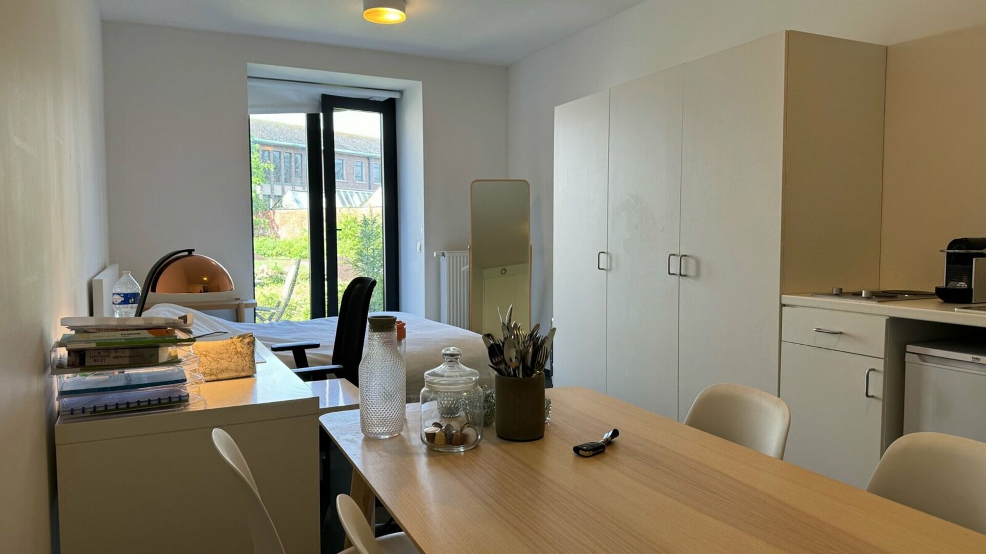 Luxurious studio, of no less than 28 m² and with its own private terrace of 23m² in the heart of Leuven near Grote and Oude Markt. This room is located on the ground floor at the back and enjoys a beautiful view over the garden. The studio has its own b