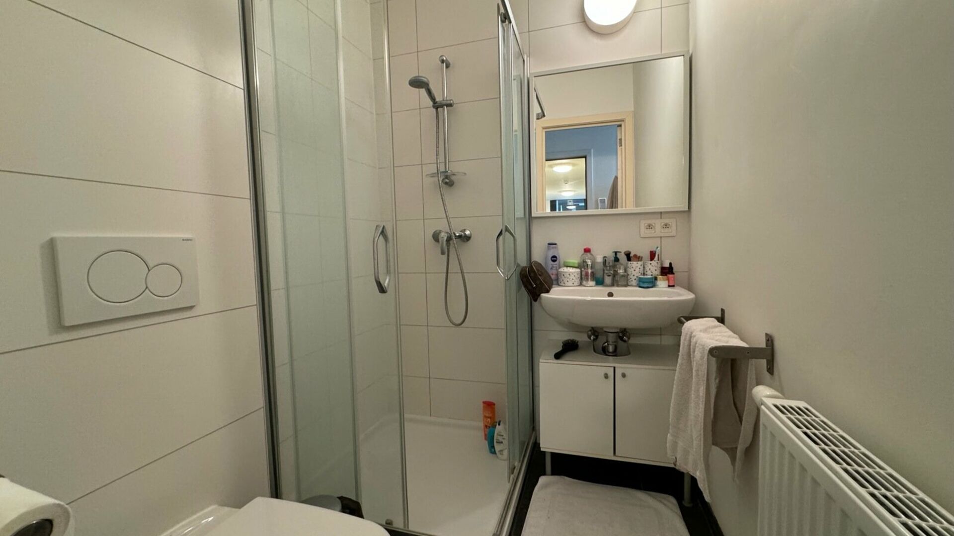 Luxurious studio, of no less than 28 m² and with its own private terrace of 23m² in the heart of Leuven near Grote and Oude Markt. This room is located on the ground floor at the back and enjoys a beautiful view over the garden. The studio has its own b