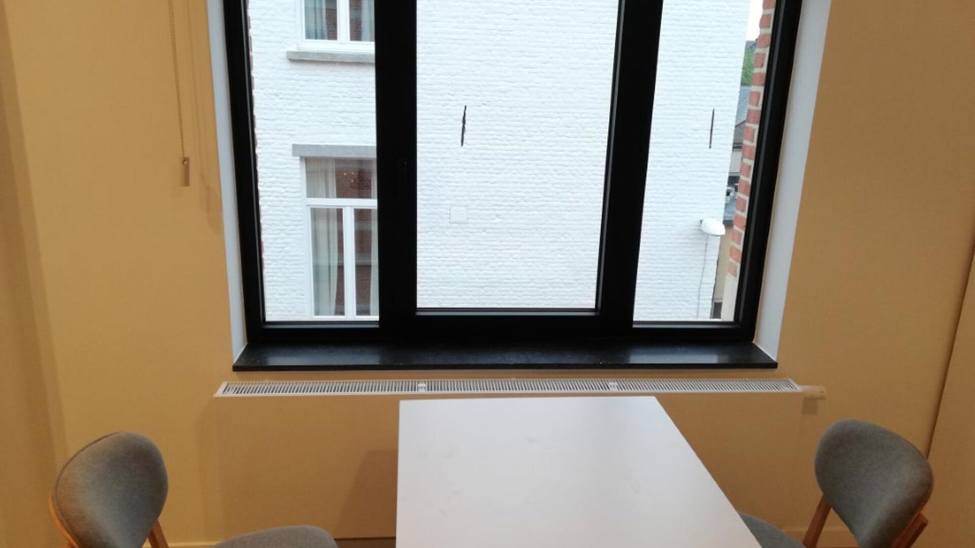 Located in the heart of Leuven and housed in a building full of character.
This studio is a dream to study in. Equipped with private bathroom with toilet, shower and sink.
Class fully furnished and equipped with double hob, fridge and combi-oven.

The bui