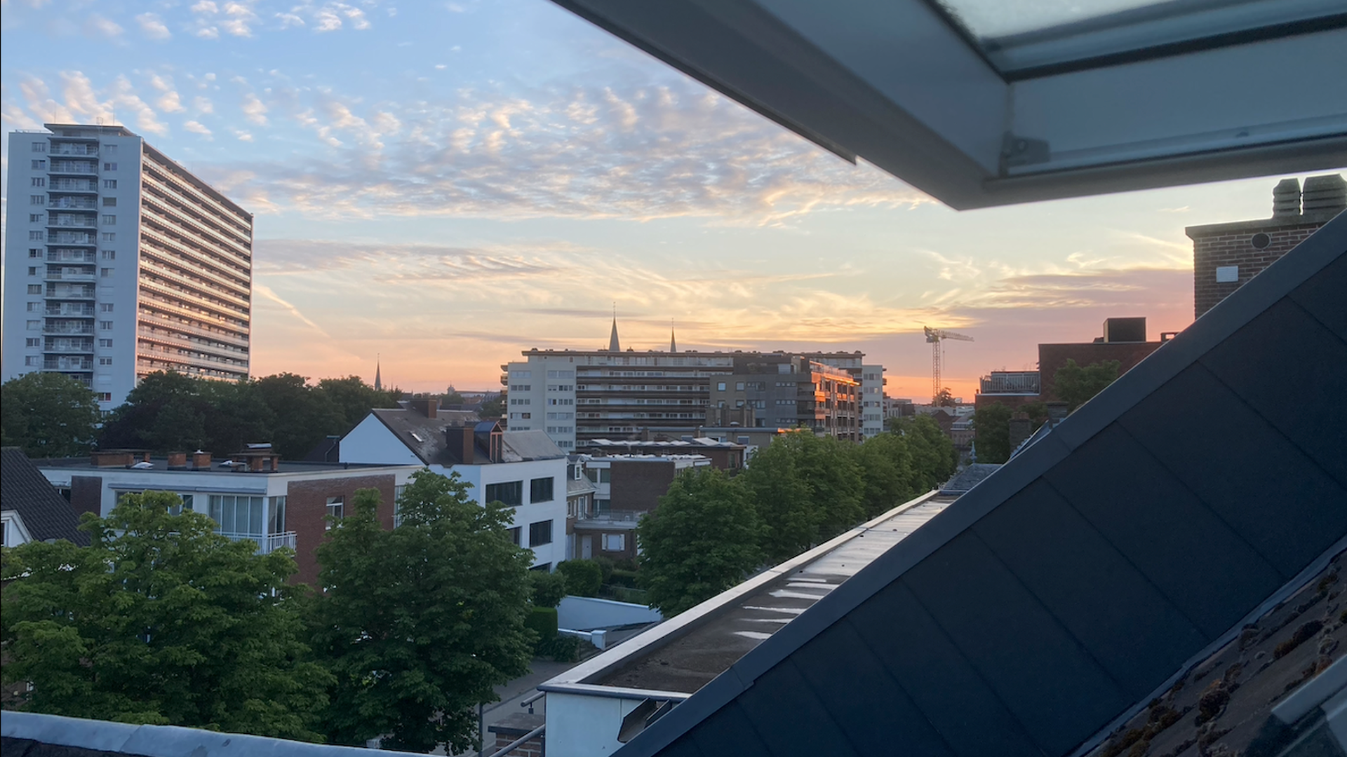 ONLY FOR STUDENTS: This rooftop studio is located on the fourth floor of a small residence on the green Cardinal Mercier Avenue. It is fully furnished with double bed, desk, table, built-in kitchenette with refrigerator with freezer, microwave, oven. Bath