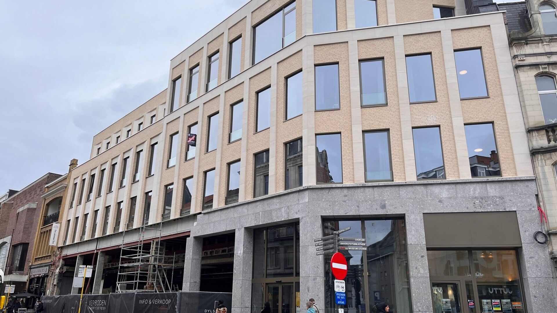 Residence YOU, in the middle on Bondgenoten Avenue, is the new hot spot for students. This cozy studio is located in the back on the garden level and measures 28 m&sup2;. The studio includes a desk, dining table, fully equipped kitchen, built-in closet, doubl