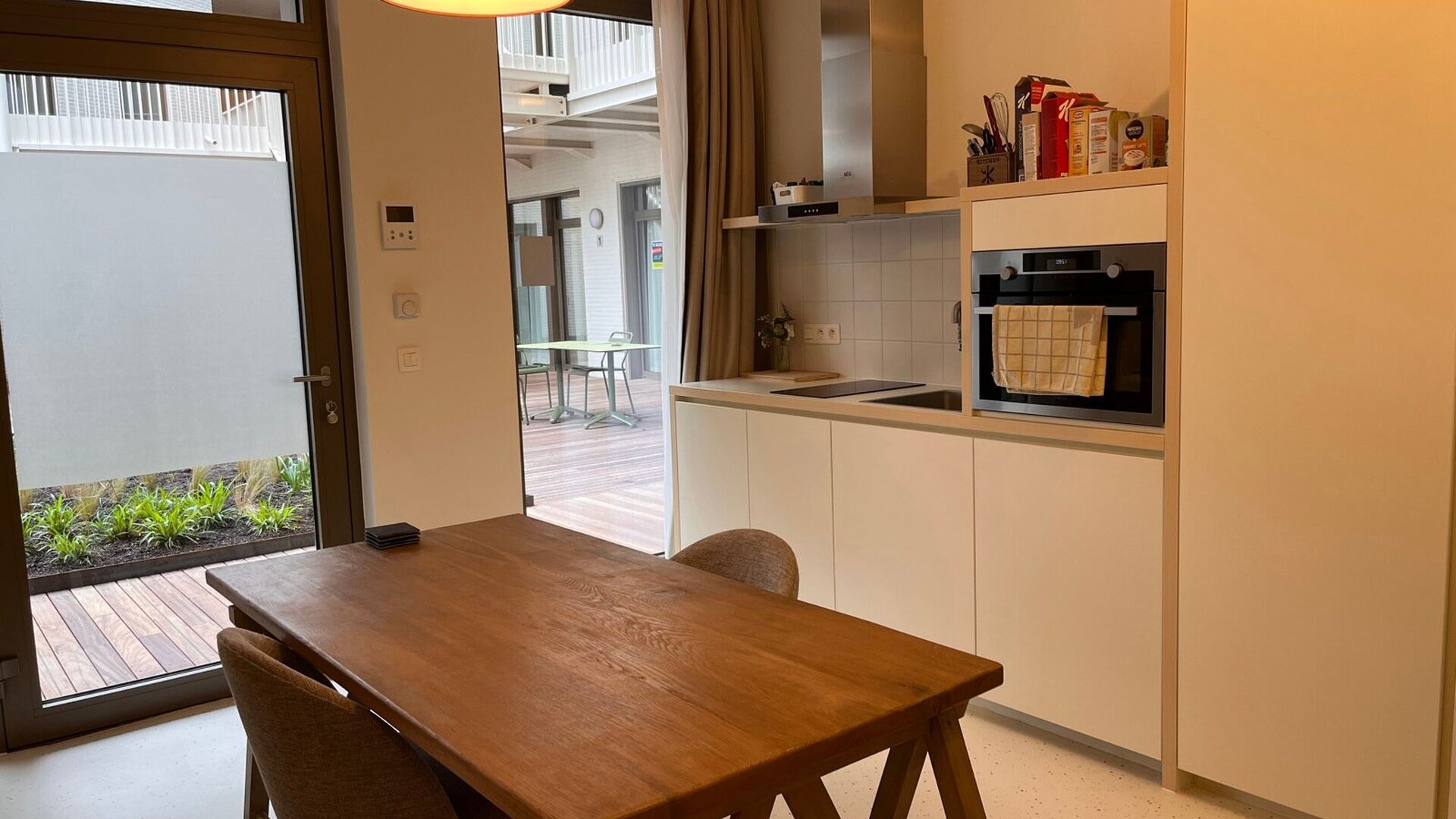 Residence YOU, in the middle on Bondgenoten Avenue, is the new hot spot for students. This cozy studio is located in the back on the garden level and measures 28 m&sup2;. The studio includes a desk, dining table, fully equipped kitchen, built-in closet, doubl