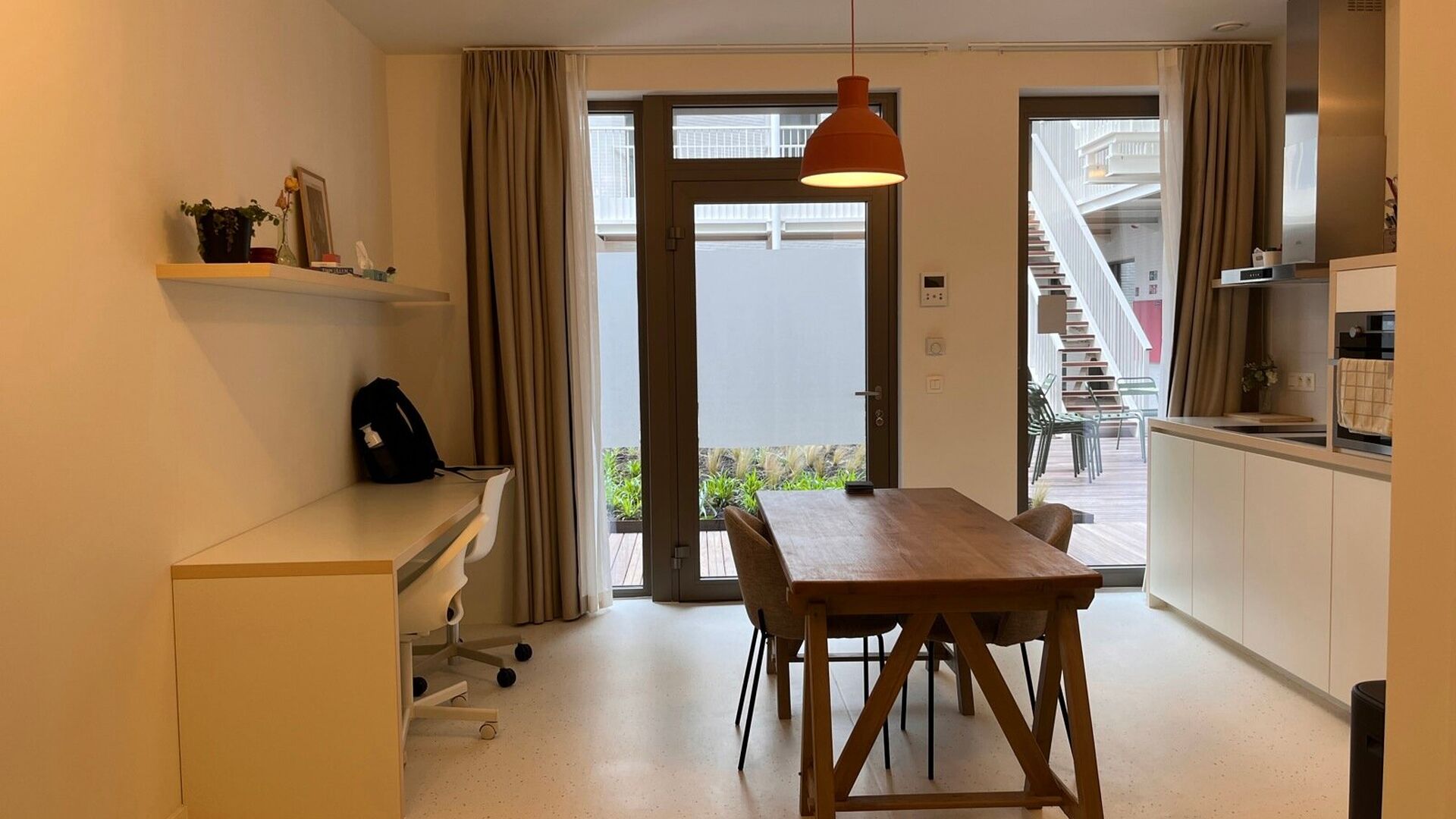 STUDENTS ONLY!
Residence YOU, located in the middle of Bondgenotenlaan, is the new hotspot for students. This cozy studio is situated at the back on garden level and measures 28 m². The studio includes a desk, dining table, fully equipped kitchen, built