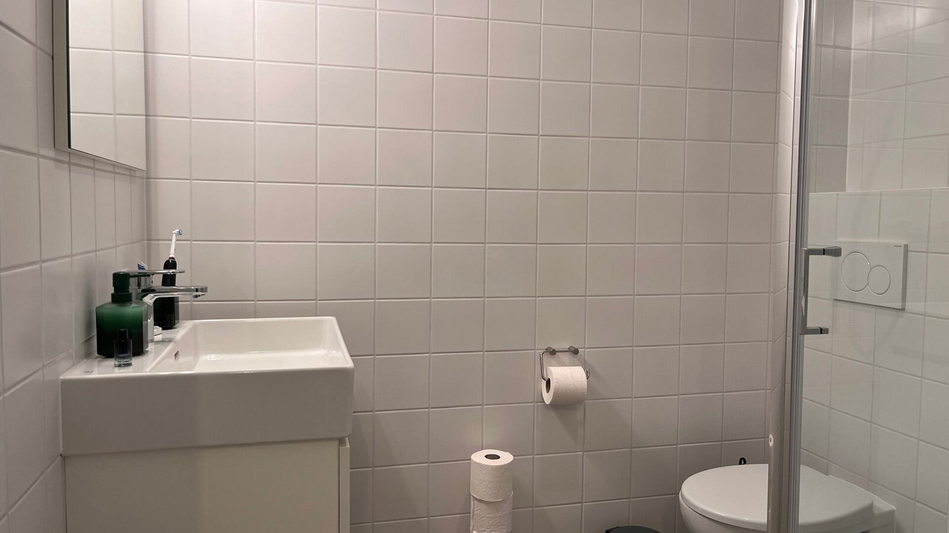 STUDENTS ONLY!
Residence YOU, located in the middle of Bondgenotenlaan, is the new hotspot for students. This cozy studio is situated at the back on garden level and measures 28 m². The studio includes a desk, dining table, fully equipped kitchen, built