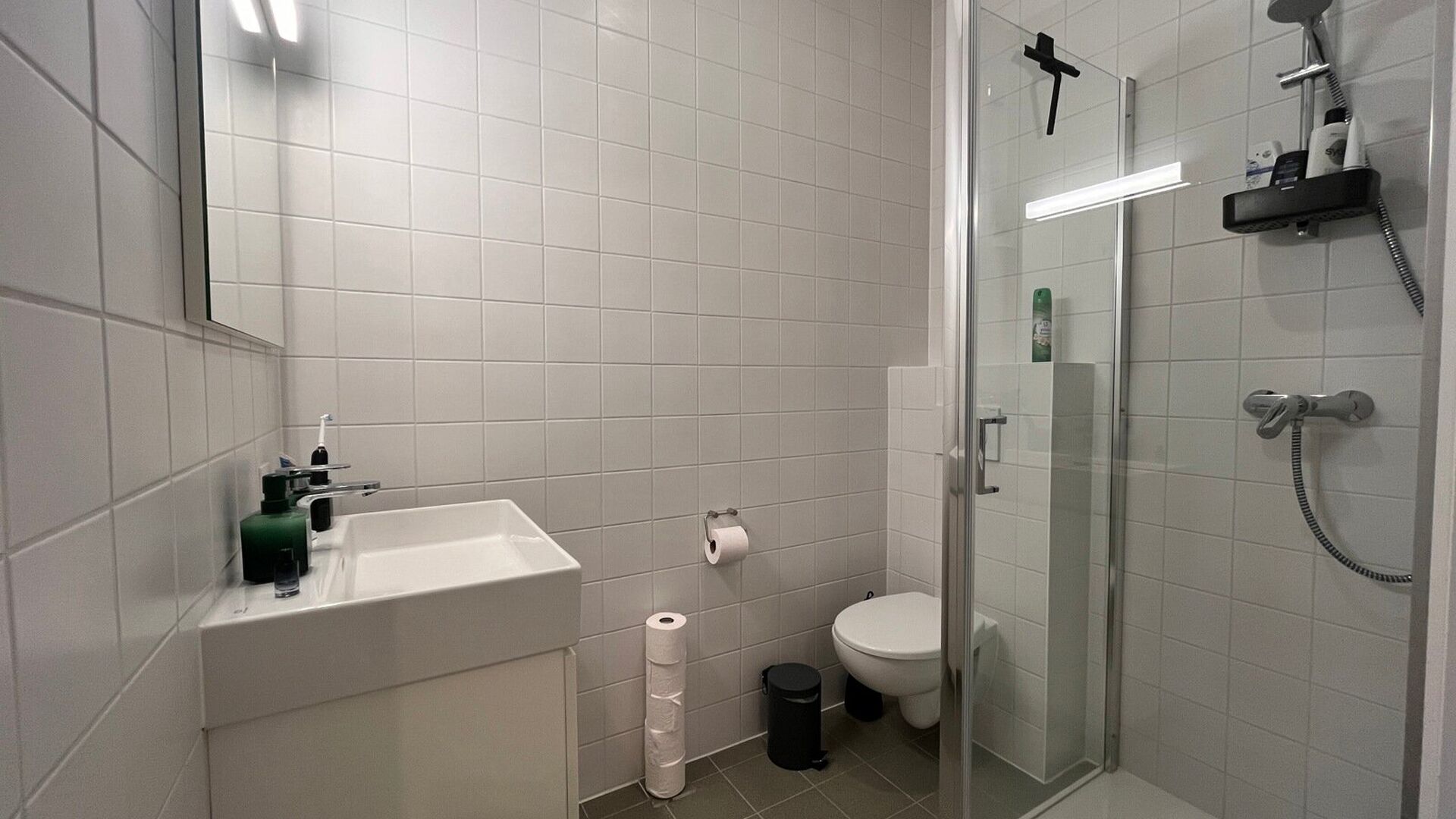 STUDENTS ONLY!
Residence YOU, located in the middle of Bondgenotenlaan, is the new hotspot for students. This cozy studio is situated at the back on garden level and measures 28 m². The studio includes a desk, dining table, fully equipped kitchen, built