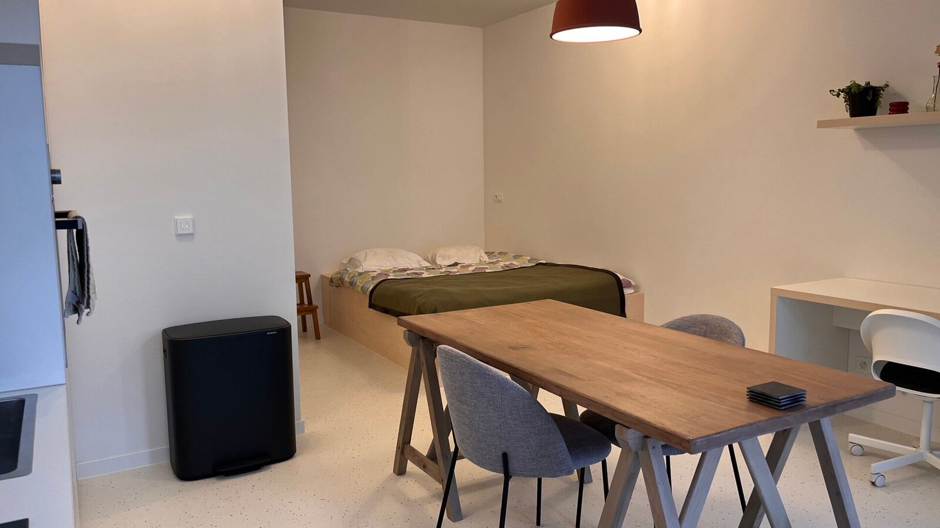 STUDENTS ONLY!
Residence YOU, located in the middle of Bondgenotenlaan, is the new hotspot for students. This cozy studio is situated at the back on garden level and measures 28 m². The studio includes a desk, dining table, fully equipped kitchen, built
