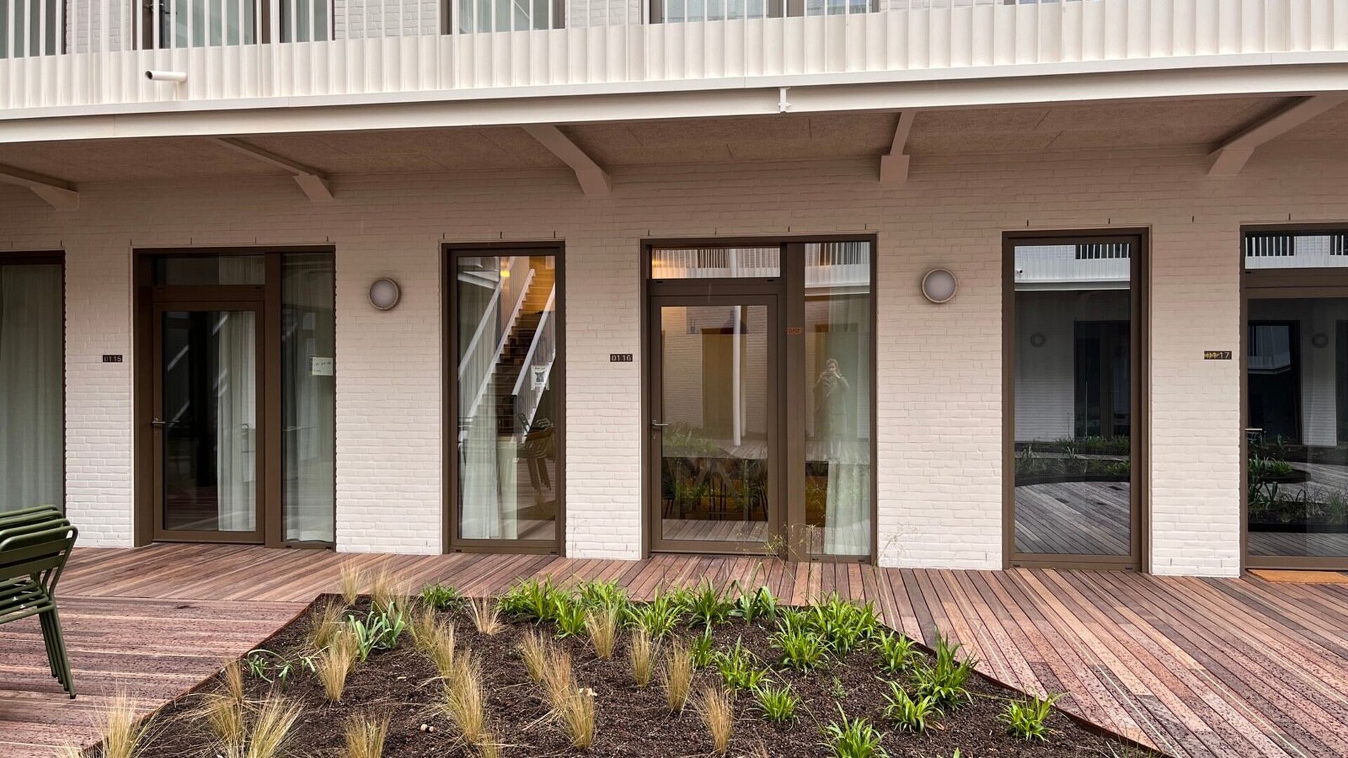 STUDENTS ONLY!
Residence YOU, located in the middle of Bondgenotenlaan, is the new hotspot for students. This cozy studio is situated at the back on garden level and measures 28 m². The studio includes a desk, dining table, fully equipped kitchen, built