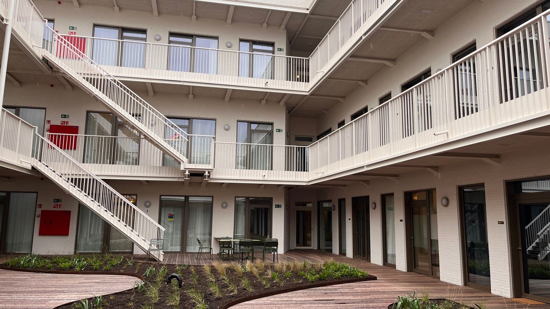 STUDENTS ONLY!
Residence YOU, located in the middle of Bondgenotenlaan, is the new hotspot for students. This cozy studio is situated at the back on garden level and measures 28 m². The studio includes a desk, dining table, fully equipped kitchen, built