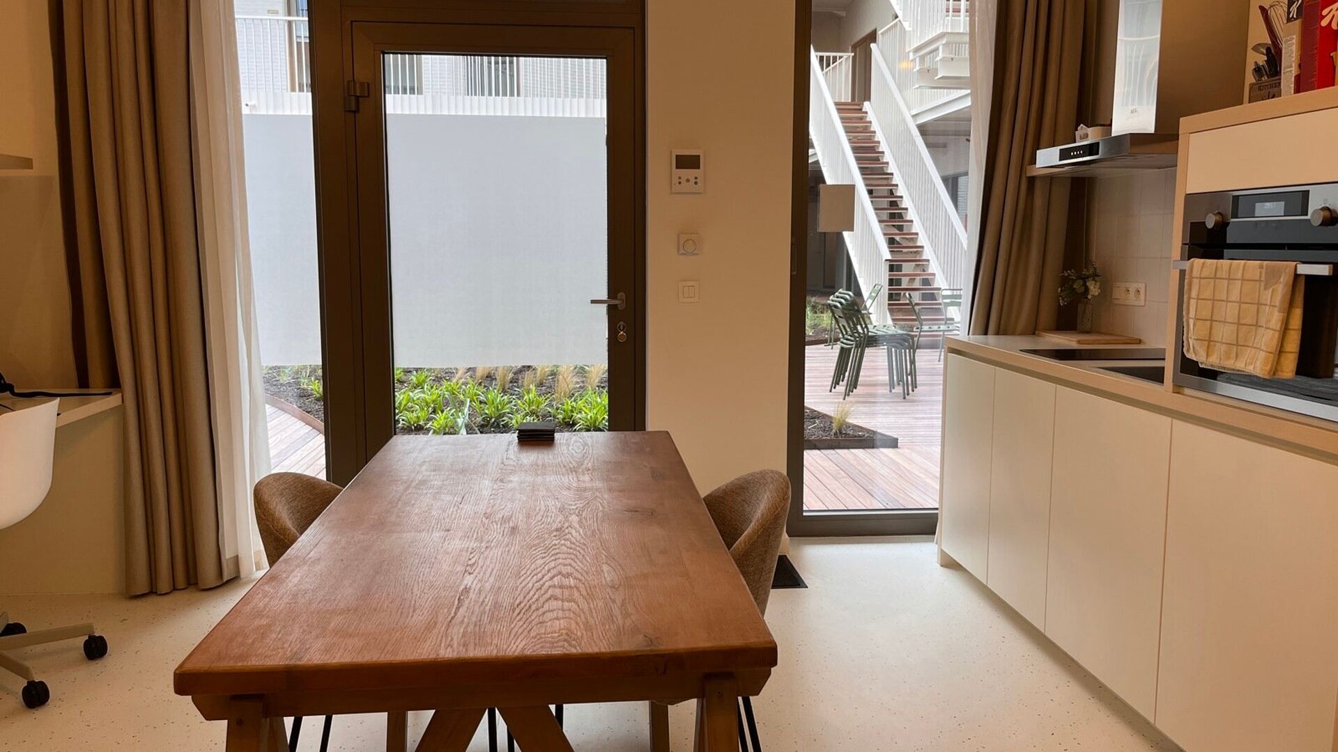 STUDENTS ONLY!
Residence YOU, located in the middle of Bondgenotenlaan, is the new hotspot for students. This cozy studio is situated at the back on garden level and measures 28 m². The studio includes a desk, dining table, fully equipped kitchen, built