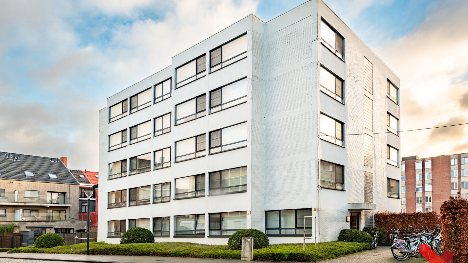 Welcome to this comfortable student studio, ideally located for a carefree student life!
This studio is for individual use only and is fully furnished with a bed, desk, table, bookshelf, and wardrobe. It also features a private equipped kitchen, shower,