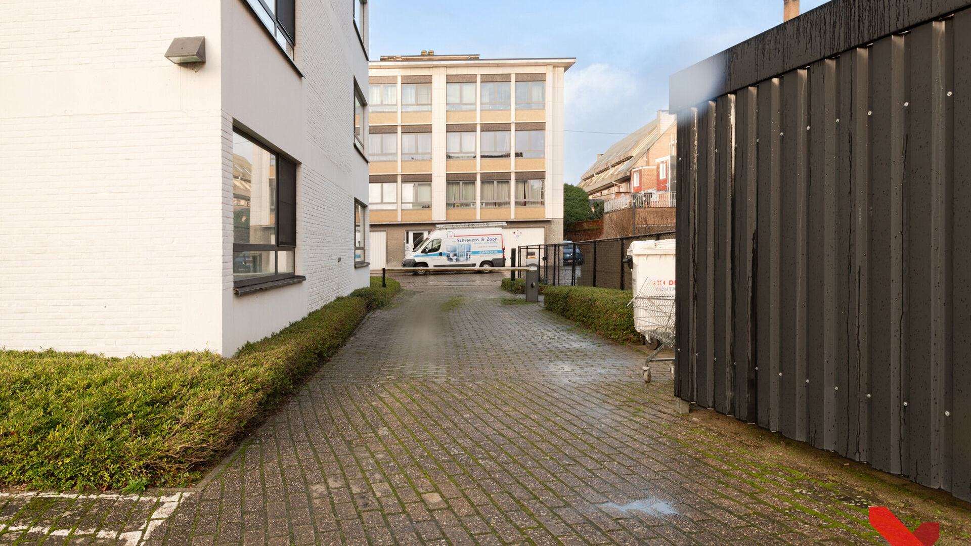 Welcome to this comfortable student studio, ideally located for a carefree student life!
This studio is for individual use only and is fully furnished with a bed, desk, table, bookshelf, and wardrobe. It also features a private equipped kitchen, shower,