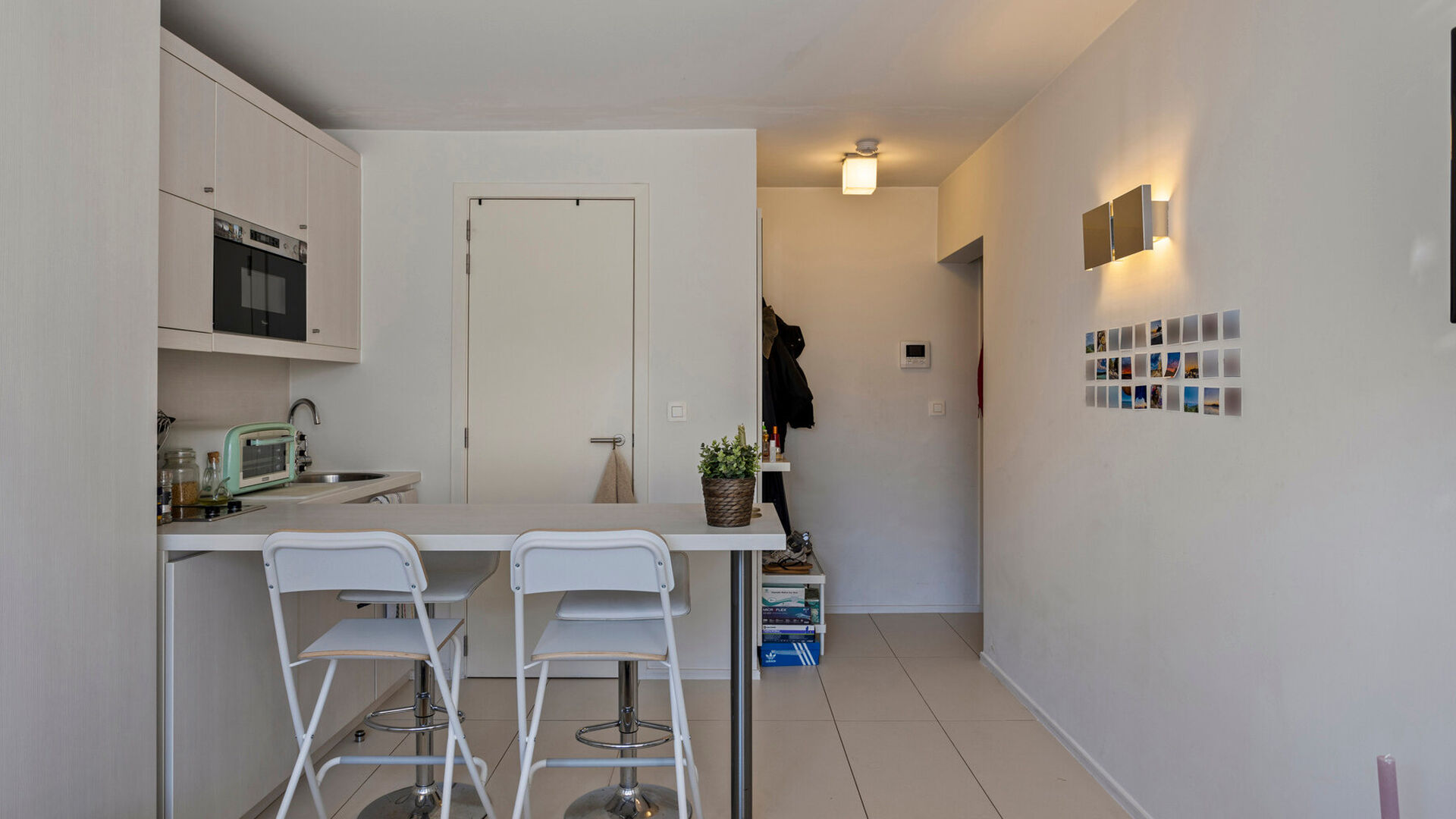 Welcome to this comfortable student studio, ideally located for a carefree student life!

This studio is for individual use only and is fully furnished with a bed, desk, table, bookshelf, and wardrobe. It also has a private equipped kitchen, shower, and t