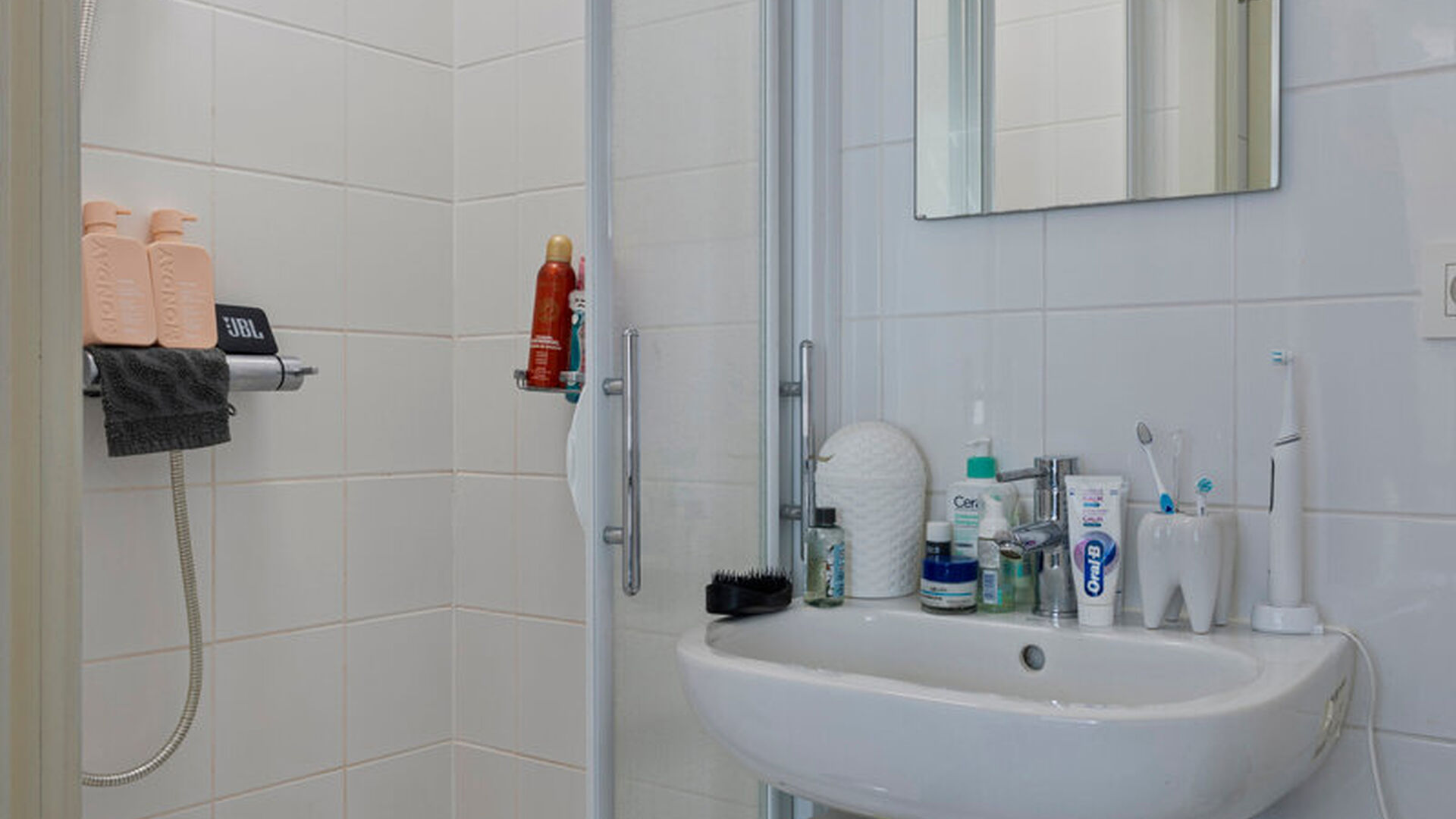 Welcome to this comfortable student studio, ideally located for a carefree student life!

This studio is for individual use only and is fully furnished with a bed, desk, table, bookshelf, and wardrobe. It also has a private equipped kitchen, shower, and t