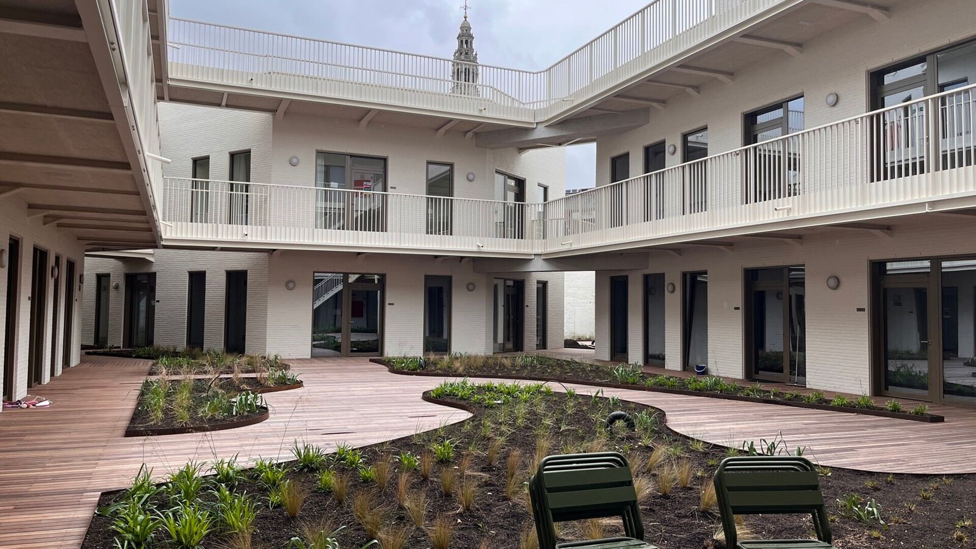 Residence YOU, in the middle on Bondgenoten Avenue, is the new hot spot for students. This cozy studio is located in the back on the garden level and measures 28 m². The studio includes a desk, dining table, fully equipped kitchen, built-in closet, doubl