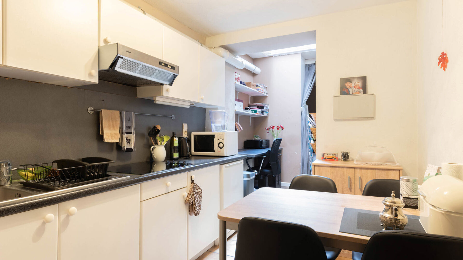 ONLY FOR STUDENTS: Are you looking for a cozy and snug little apartment in the heart of Leuven? This cozy studio apartment offers everything you need for comfortable city living.

Location: 
This apartment is ideally located within Leuven's ring road, jus
