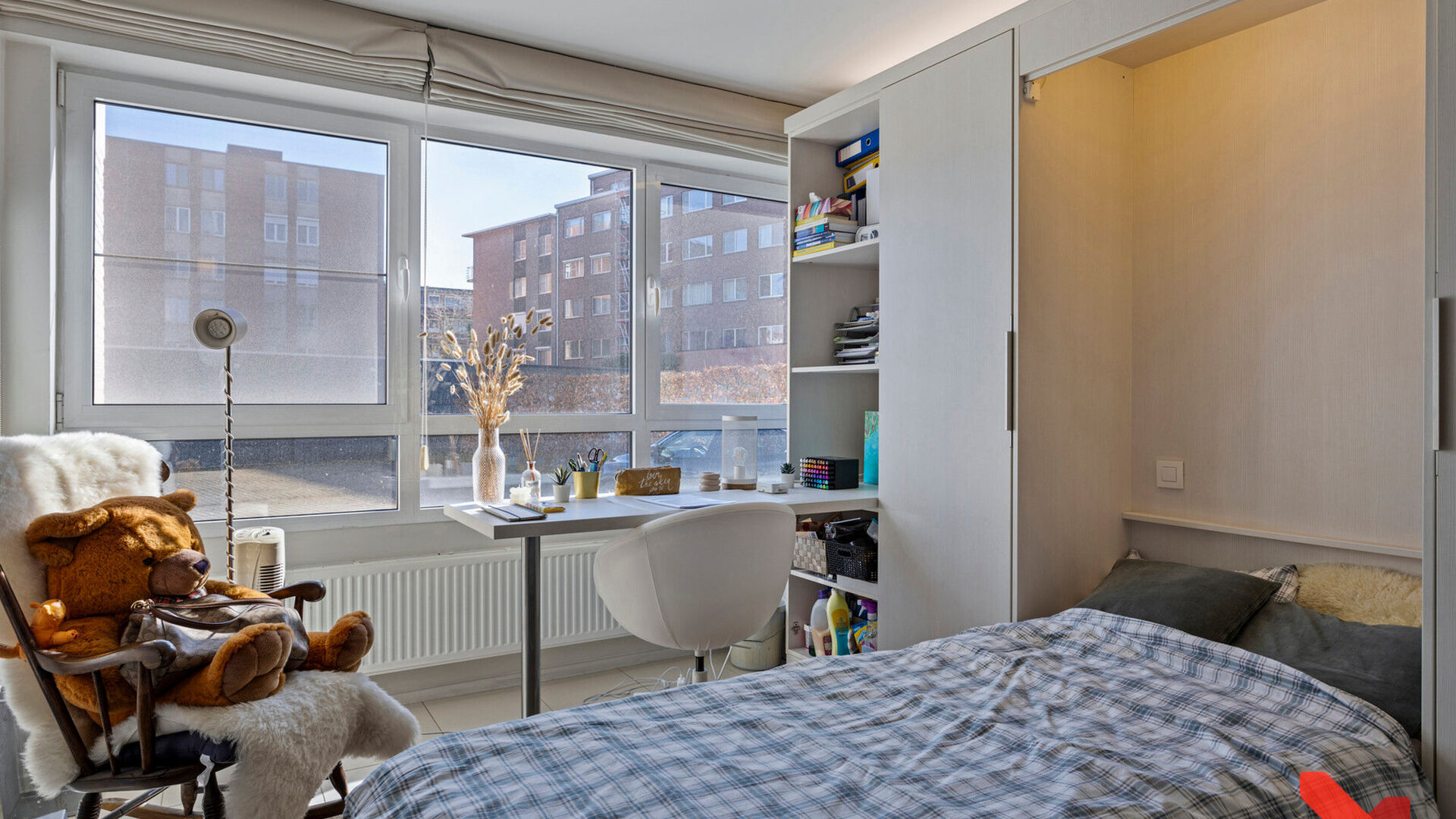 Welcome to this comfortable student studio, ideally located for a carefree student life!
This studio is for individual use only and is fully furnished with a bed, desk, table, bookshelf, and wardrobe. It also has a private equipped kitchen, shower, and t