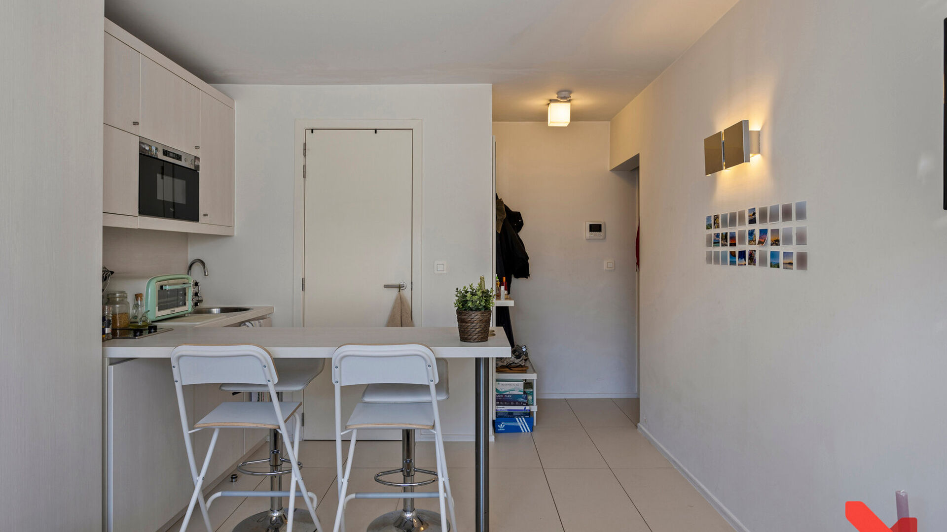 Welcome to this comfortable student studio, ideally located for a carefree student life!
This studio is for individual use only and is fully furnished with a bed, desk, table, bookshelf, and wardrobe. It also has a private equipped kitchen, shower, and t