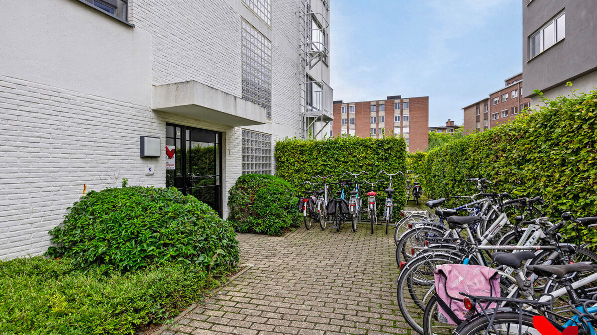 Welcome to this comfortable student studio, ideally located for a carefree student life!
This studio is for individual use only and is fully furnished with a bed, desk, table, bookshelf, and wardrobe. It also has a private equipped kitchen, shower, and t