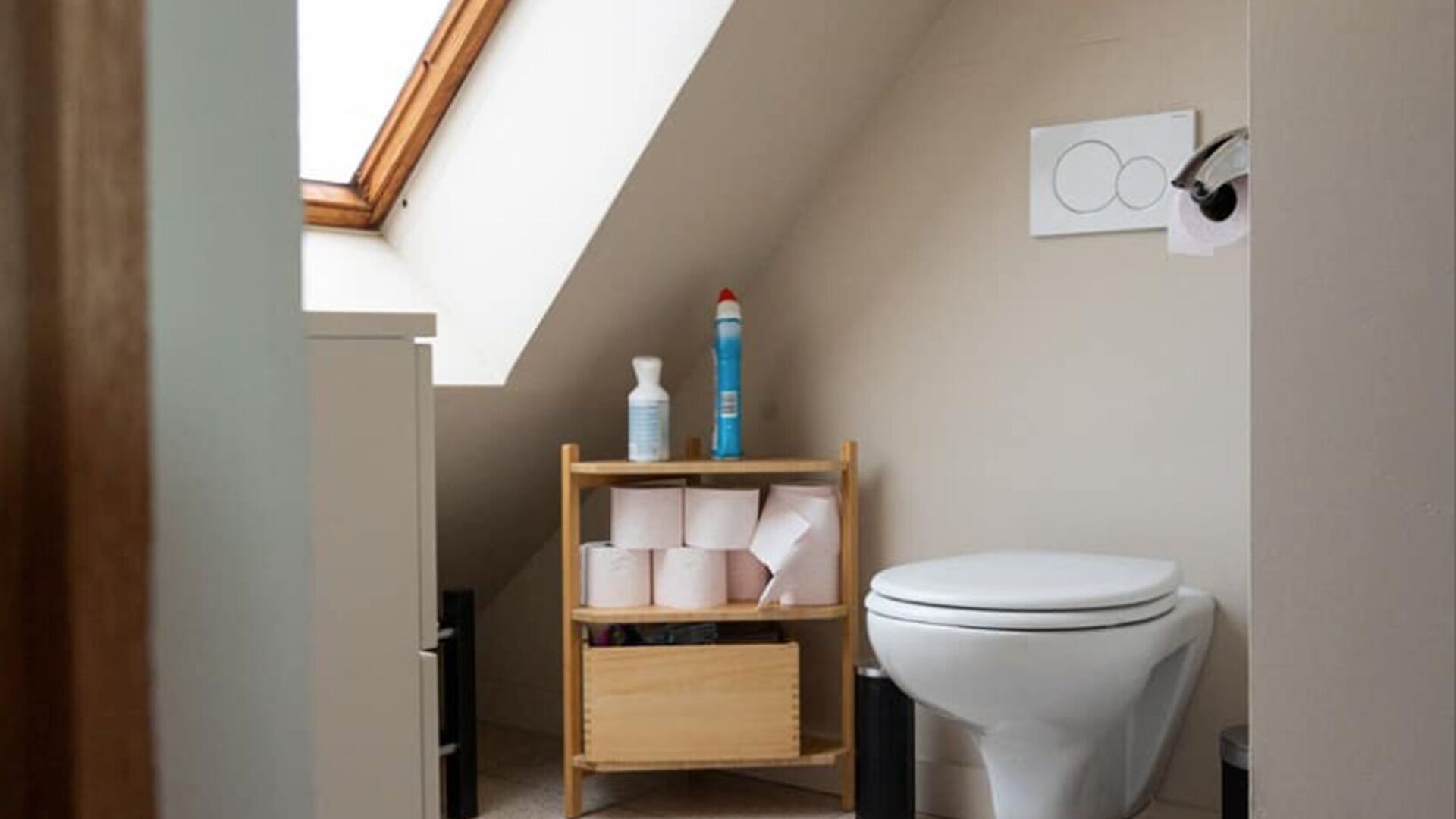 ONLY FOR STUDENTS: This rooftop studio is located on the fourth floor of a small residence on the green Cardinal Mercier Avenue. It is fully furnished with double bed, desk, table, built-in kitchenette with refrigerator with freezer, microwave, oven. Bath
