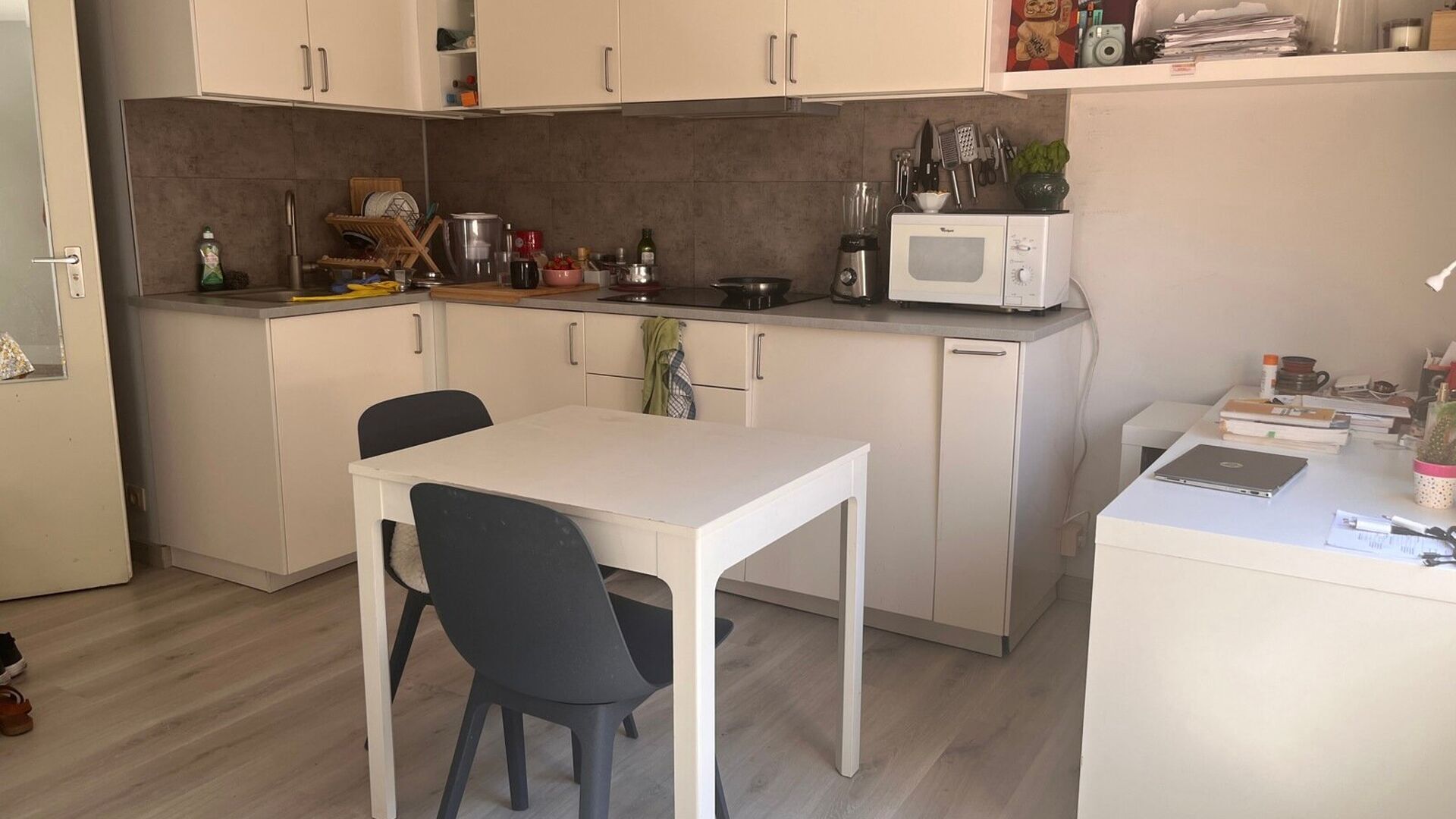 ONLY FOR STUDENTS: Cool bright studio, in Paris Street, on the corner with side street of Old Market. The studio has a sleeping area, desk, and equipped kitchen. Bathroom with shower, sink and toilet. 2 Large velux windows bathe the studio in light.
Imme