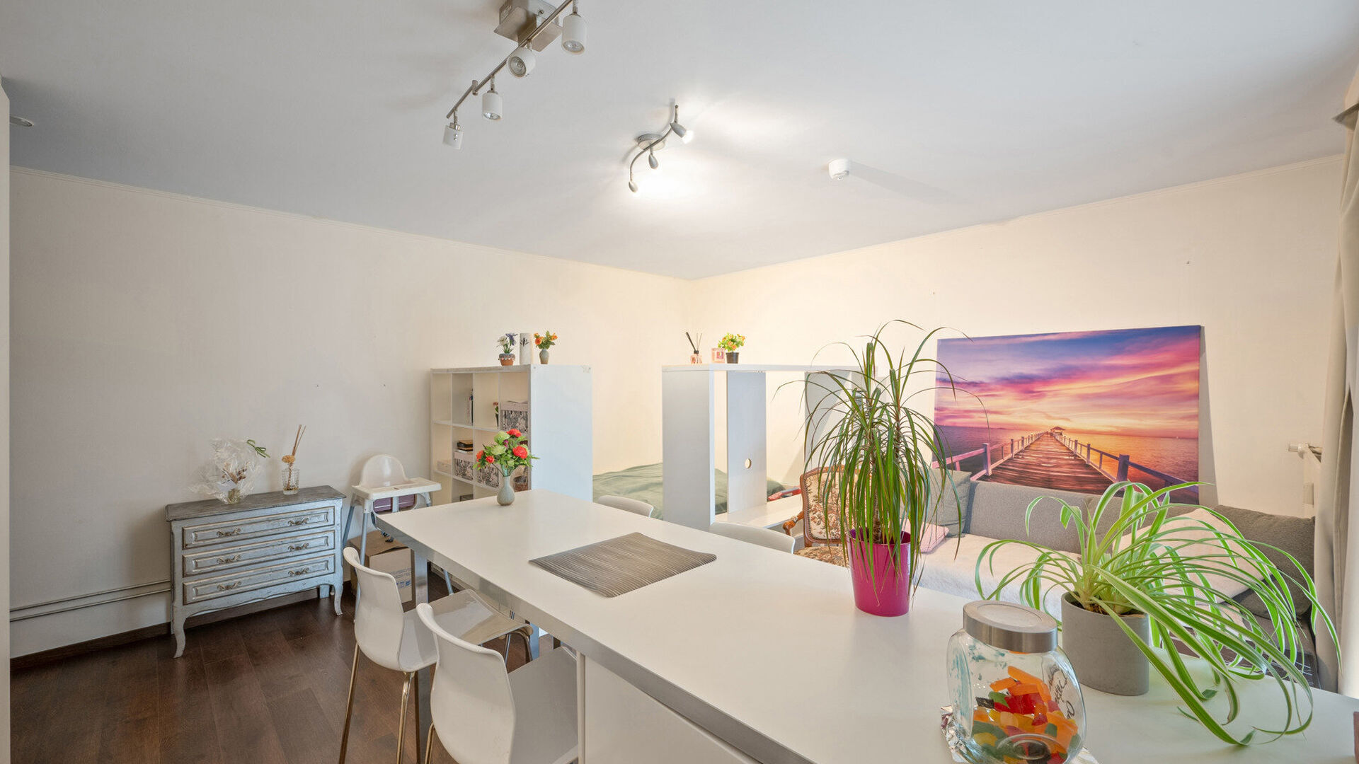 Welcome to Leuven! Located in an excellent and central location, close to the bustling city center, is this charming and bright ground-floor studio of 30 m².
Here, you live within walking distance of everything Leuven has to offer. Cozy shops, restauran