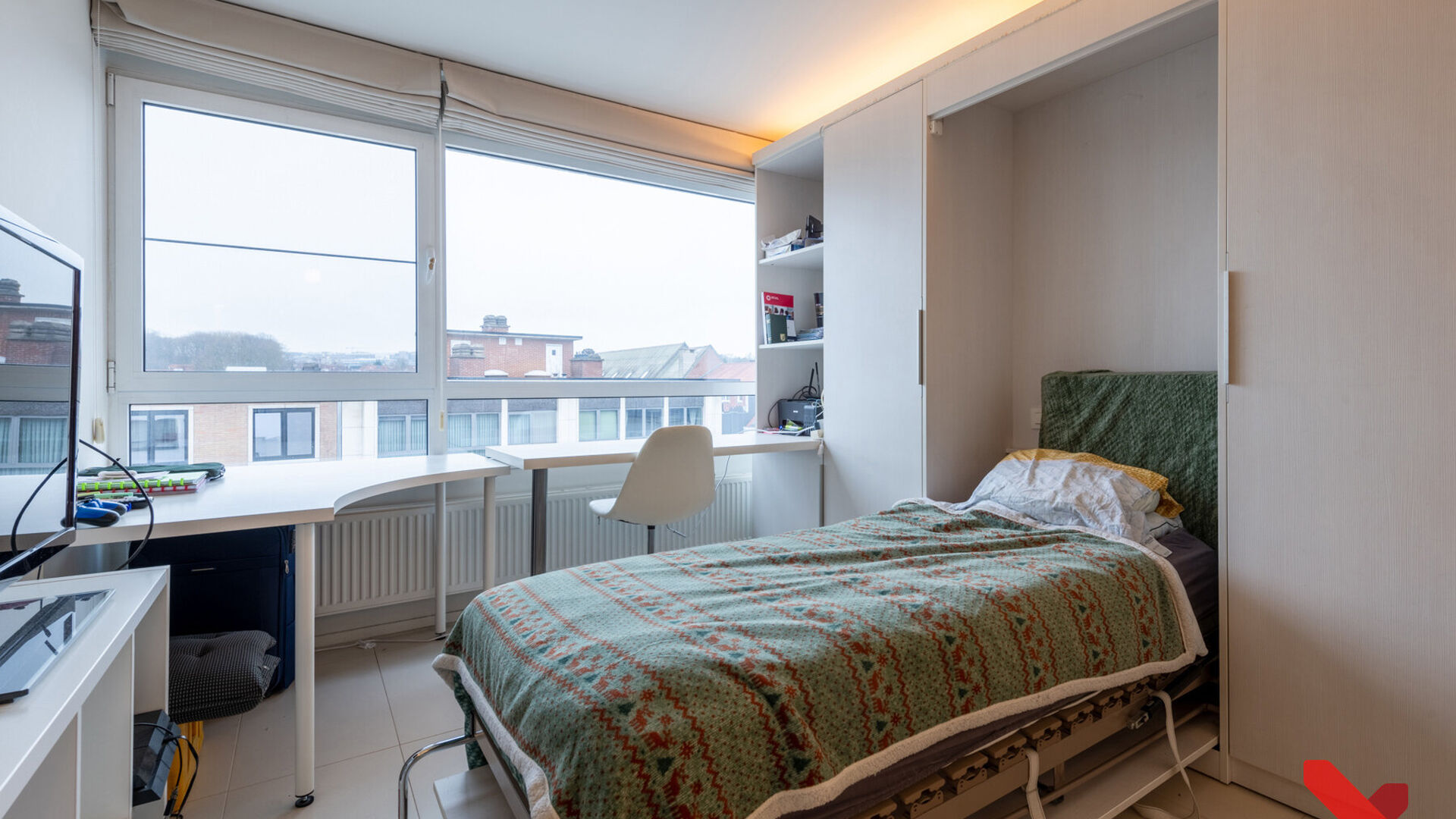 Welkom in deze ruime studentenstudio gelegen in hartje Leuven! 
Deze ruime studio beschikt over een geïnstalleerde kitchenette, eigen sanitair en een geïnstalleerd meubel met opklapbaarbed.
Dankzij de grote raampartijen kan u tevens genieten van aangena