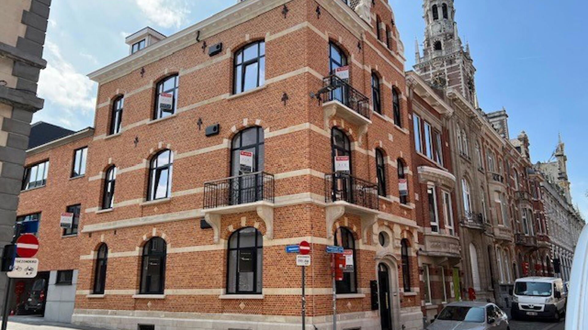 Gelegen in het hartje van Leuven en gevestigd in een karaktervol gebouw.
Deze studio is een droom om in te studeren. Voorzien van eigen sanitair met toilet, douche en wastafel. 
Klasse vol bemeubeld en voorzien van dubbele kookplaat, koelkast en combi-ove