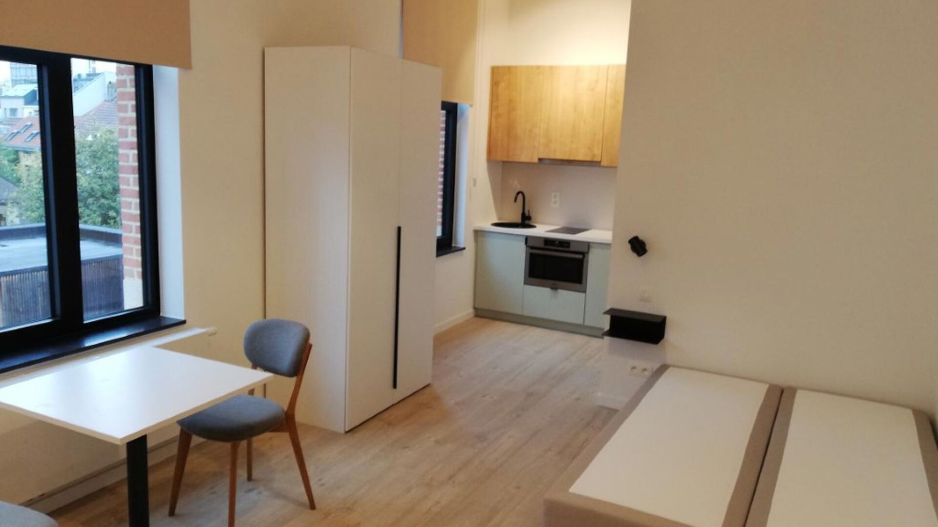 Gelegen in het hartje van Leuven en gevestigd in een karaktervol gebouw.
Deze studio is een droom om in te studeren. Voorzien van eigen sanitair met toilet, douche en wastafel. 
Klasse vol bemeubeld en voorzien van dubbele kookplaat, koelkast en combi-ove