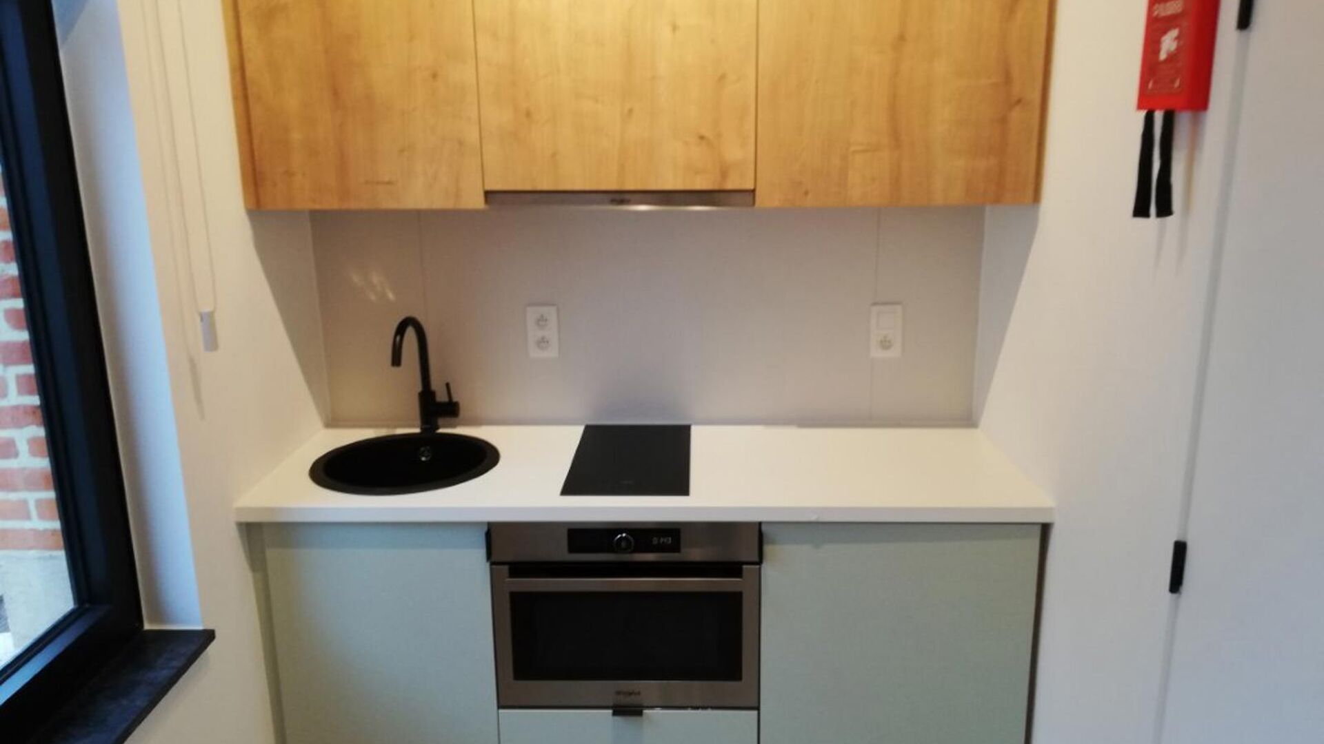 Gelegen in het hartje van Leuven en gevestigd in een karaktervol gebouw.
Deze studio is een droom om in te studeren. Voorzien van eigen sanitair met toilet, douche en wastafel. 
Klasse vol bemeubeld en voorzien van dubbele kookplaat, koelkast en combi-ove