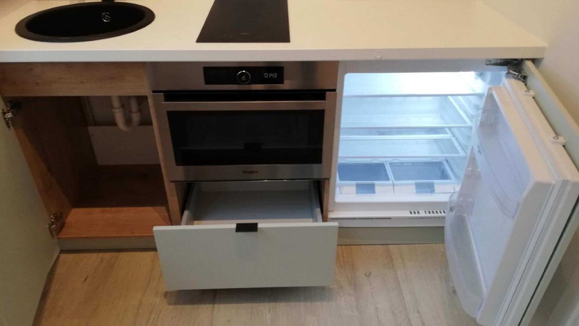 Gelegen in het hartje van Leuven en gevestigd in een karaktervol gebouw.
Deze studio is een droom om in te studeren. Voorzien van eigen sanitair met toilet, douche en wastafel. 
Klasse vol bemeubeld en voorzien van dubbele kookplaat, koelkast en combi-ove