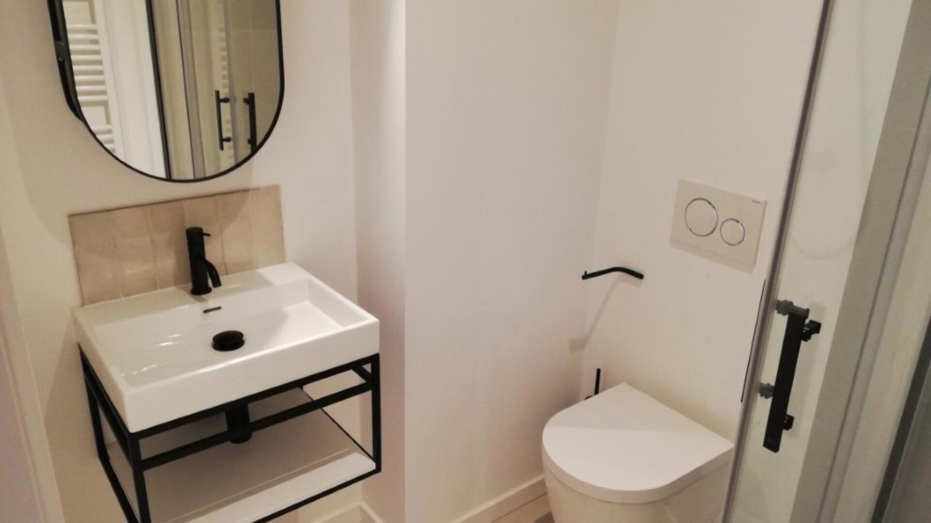 Gelegen in het hartje van Leuven en gevestigd in een karaktervol gebouw.
Deze studio is een droom om in te studeren. Voorzien van eigen sanitair met toilet, douche en wastafel. 
Klasse vol bemeubeld en voorzien van dubbele kookplaat, koelkast en combi-ove