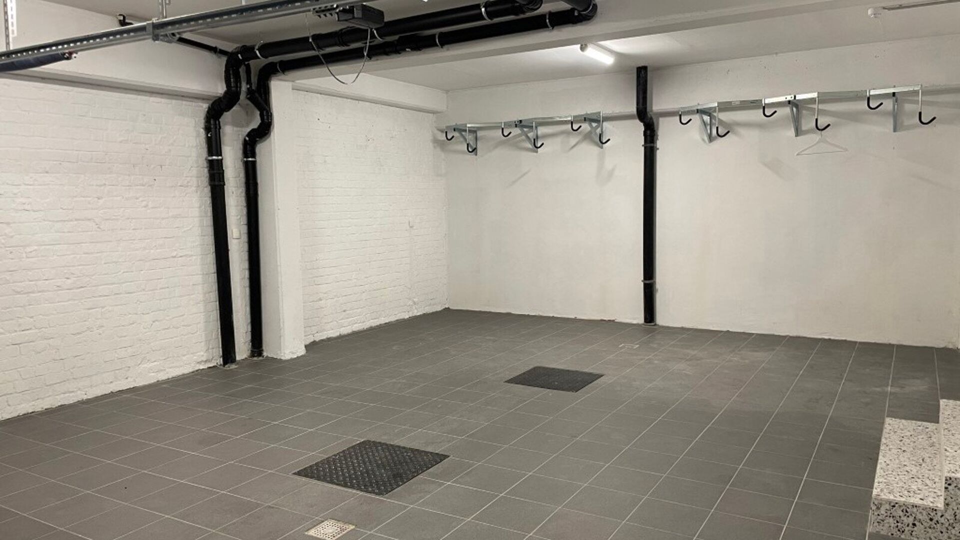 Gelegen in het hartje van Leuven en gevestigd in een karaktervol gebouw.
Deze studio is een droom om in te studeren. Voorzien van eigen sanitair met toilet, douche en wastafel. 
Klasse vol bemeubeld en voorzien van dubbele kookplaat, koelkast en combi-ove