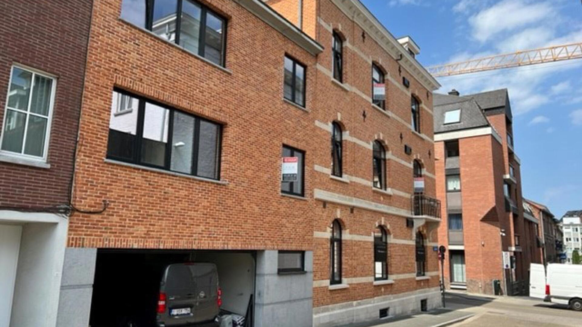 Gelegen in het hartje van Leuven en gevestigd in een karaktervol gebouw.
Deze studio is een droom om in te studeren. Voorzien van eigen sanitair met toilet, douche en wastafel. 
Klasse vol bemeubeld en voorzien van dubbele kookplaat, koelkast en combi-ove