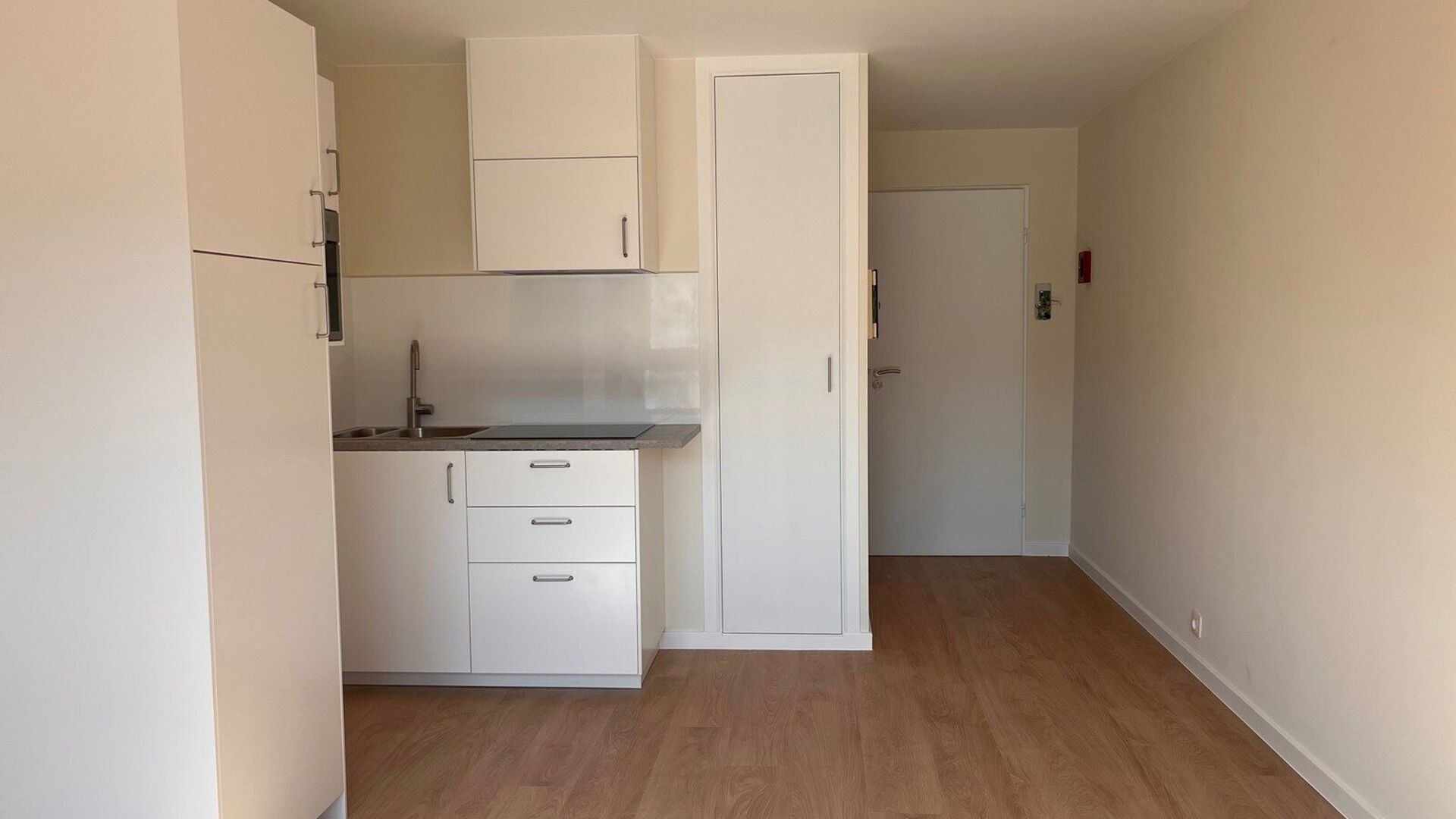 Alleen studenten
De studio bevindt zich op de derde verdieping van het gebouw, (waar tevens een lift aanwezig is) en omvat leef/slaapruimte met bed, bureau, kleerkast, boekenrek, kitchenette en badkamer met douche, lavabo en WC. 
Recentelijk werd de studi