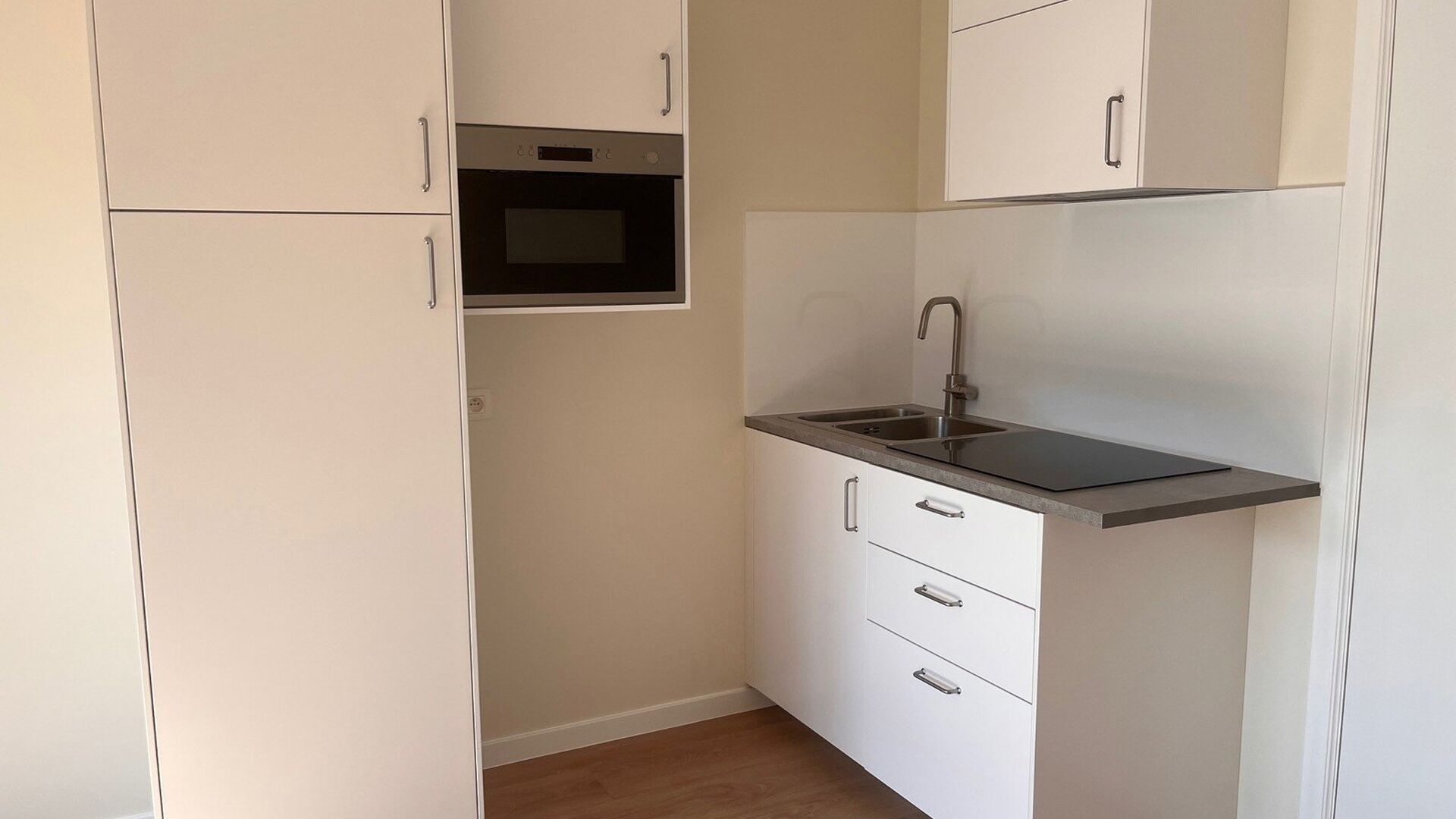 Alleen studenten
De studio bevindt zich op de derde verdieping van het gebouw, (waar tevens een lift aanwezig is) en omvat leef/slaapruimte met bed, bureau, kleerkast, boekenrek, kitchenette en badkamer met douche, lavabo en WC. 
Recentelijk werd de studi