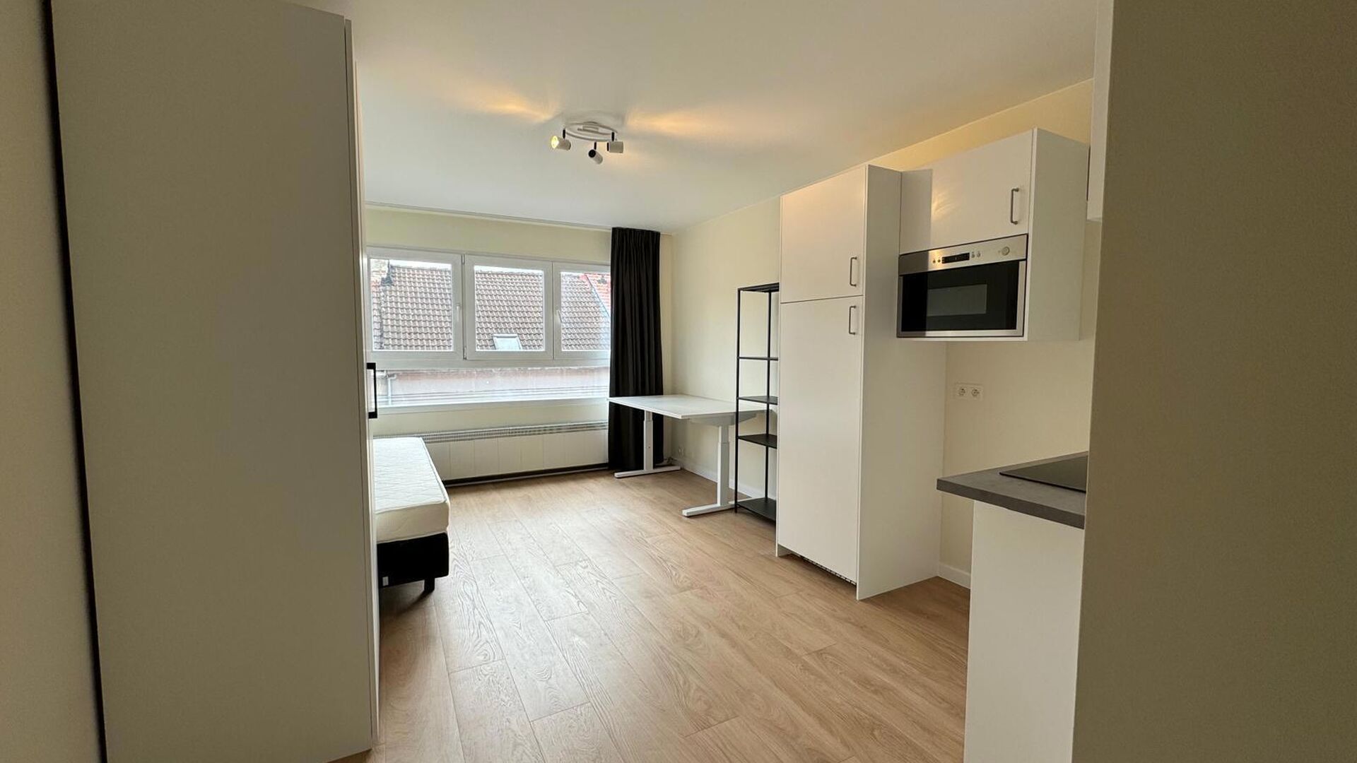Alleen studenten
De studio bevindt zich op de derde verdieping van het gebouw, (waar tevens een lift aanwezig is) en omvat leef/slaapruimte met bed, bureau, kleerkast, boekenrek, kitchenette en badkamer met douche, lavabo en WC. 
Recentelijk werd de studi
